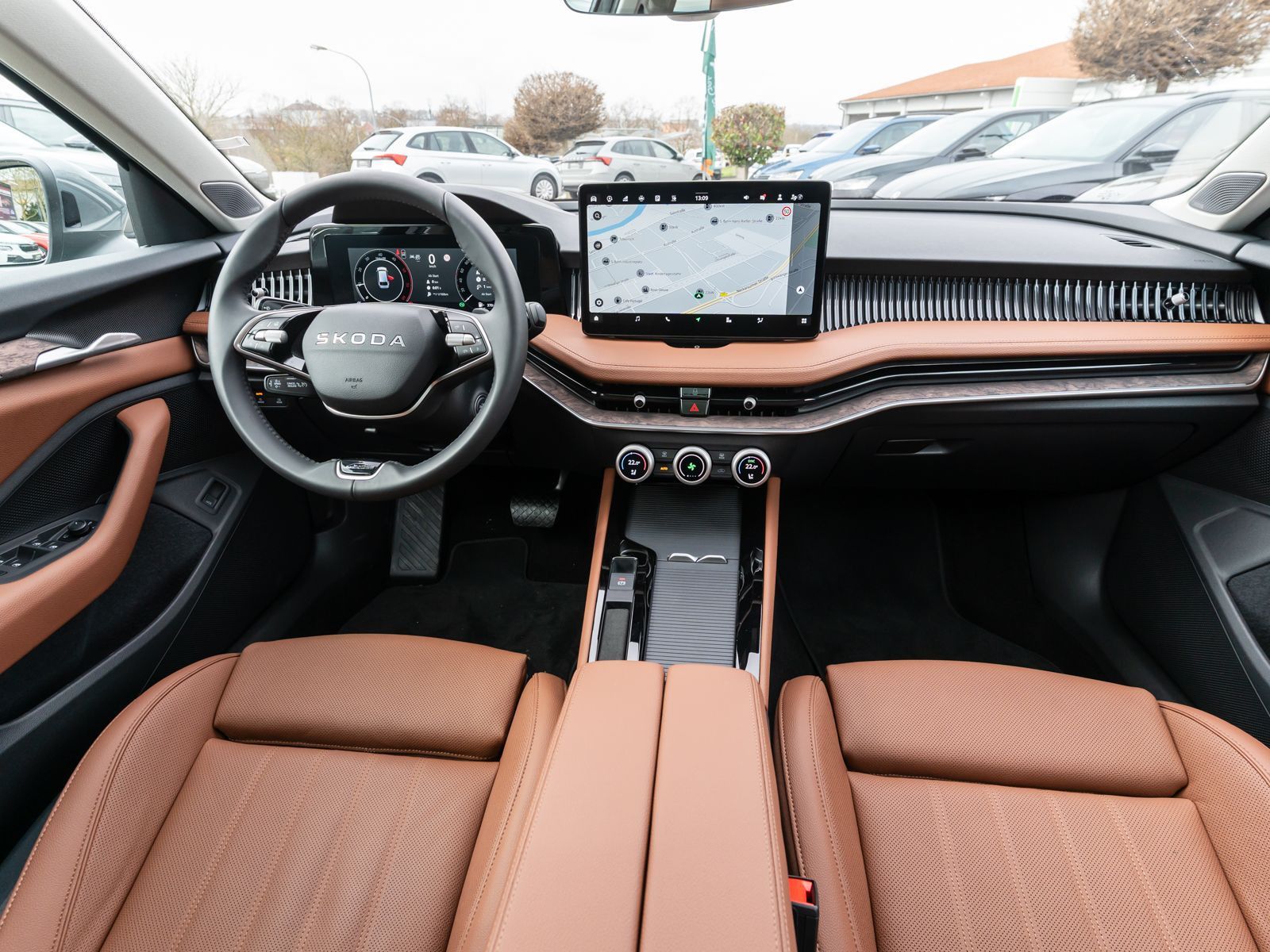 Fahrzeugabbildung SKODA Superb Combi L&K 2.0TDI DSG 360° PANO Stdhzg AHK
