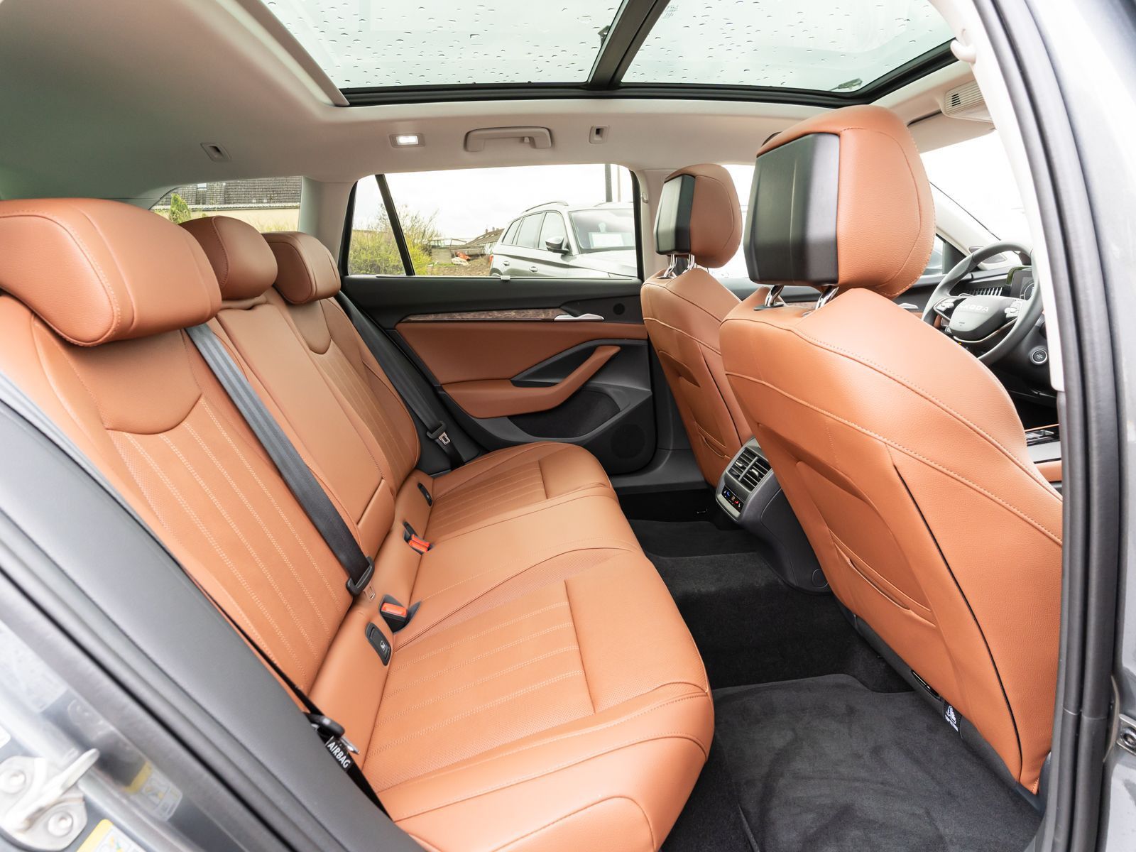 Fahrzeugabbildung SKODA Superb Combi L&K 2.0TDI DSG 360° PANO Stdhzg AHK