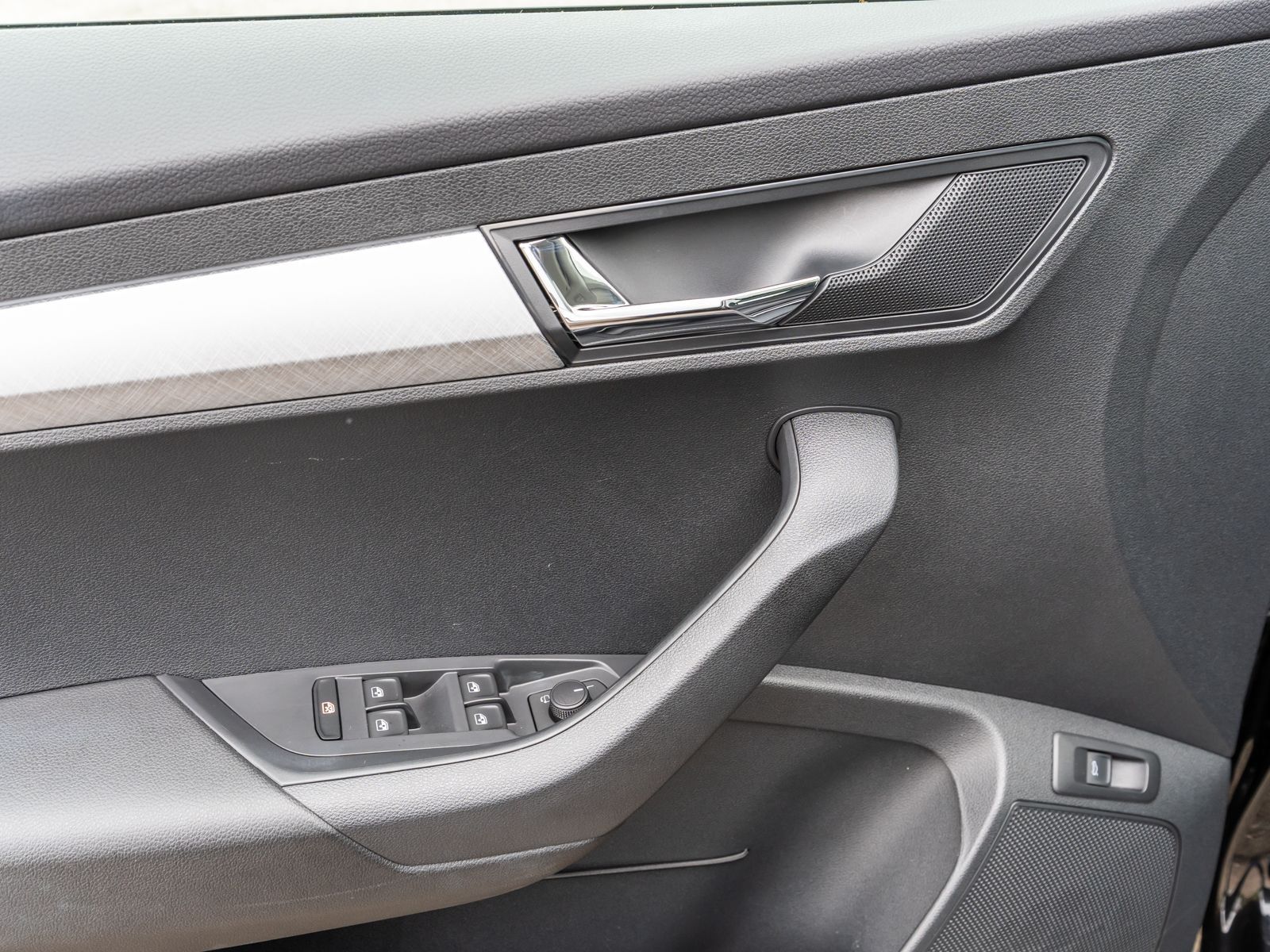 Fahrzeugabbildung SKODA Karoq Tour 1.5 TSI DSG LED Navi PDC SHZ PANO AHK