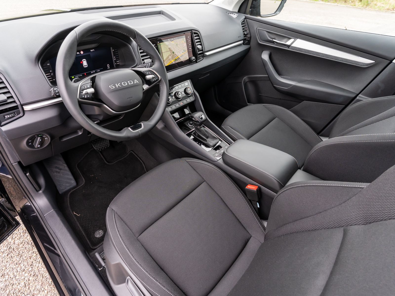 Fahrzeugabbildung SKODA Karoq Tour 1.5 TSI DSG LED Navi PDC SHZ PANO AHK