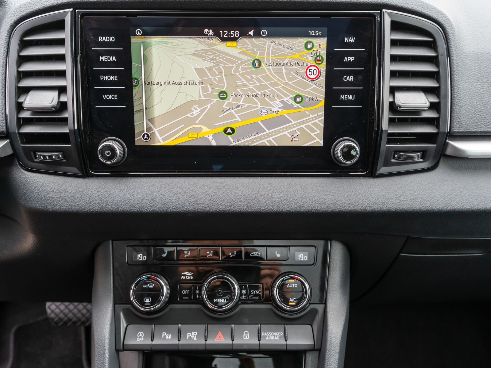 Fahrzeugabbildung SKODA Karoq Tour 1.5 TSI DSG LED Navi PDC SHZ PANO AHK