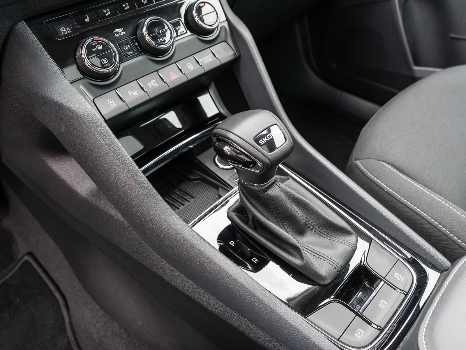 Fahrzeugabbildung SKODA Karoq Tour 1.5 TSI DSG LED Navi PDC SHZ PANO AHK
