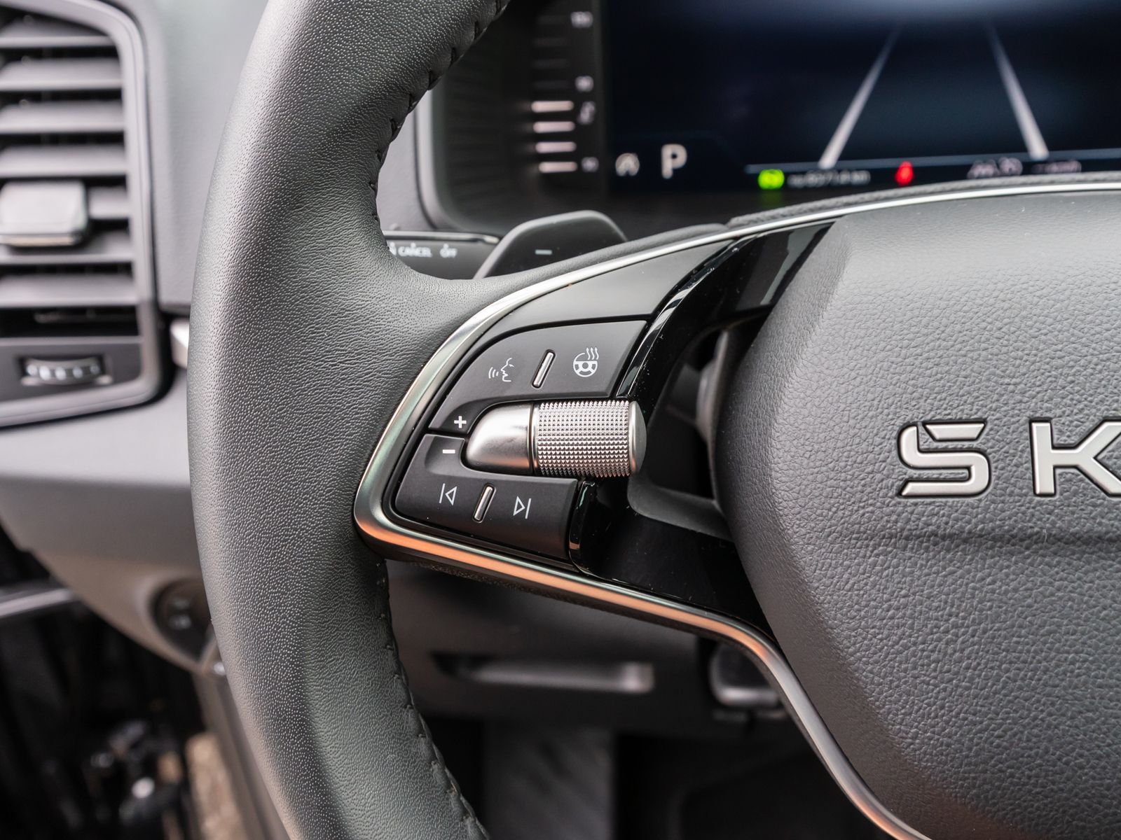 Fahrzeugabbildung SKODA Karoq Tour 1.5 TSI DSG LED Navi PDC SHZ PANO AHK