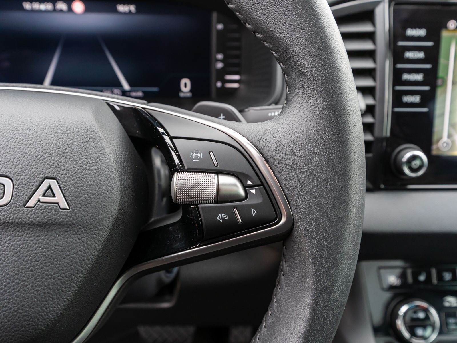 Fahrzeugabbildung SKODA Karoq Tour 1.5 TSI DSG LED Navi PDC SHZ PANO AHK