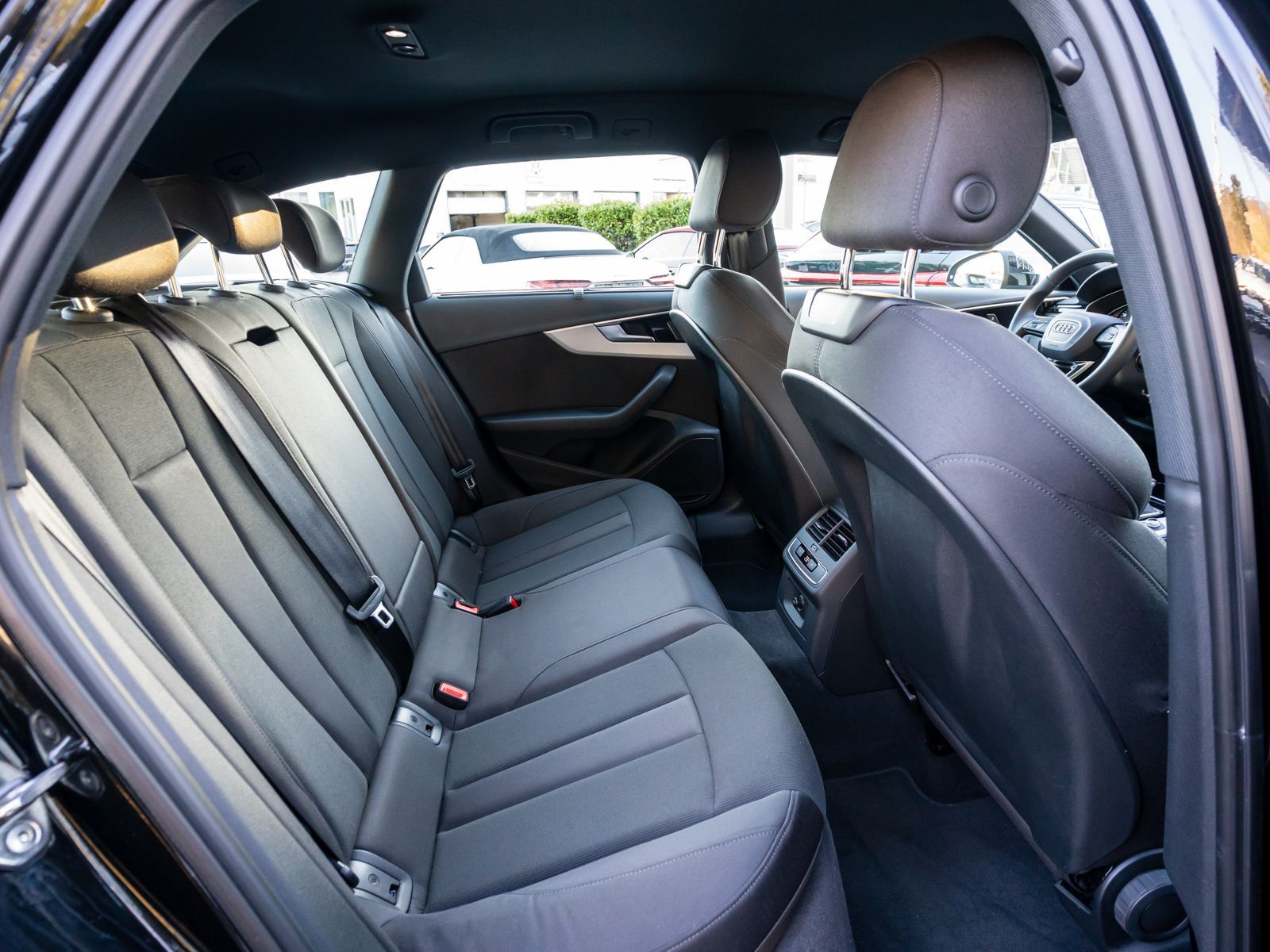 Fahrzeugabbildung Audi A4 Avant 35TDI Stronic NAVI LED RFK GRA AHK