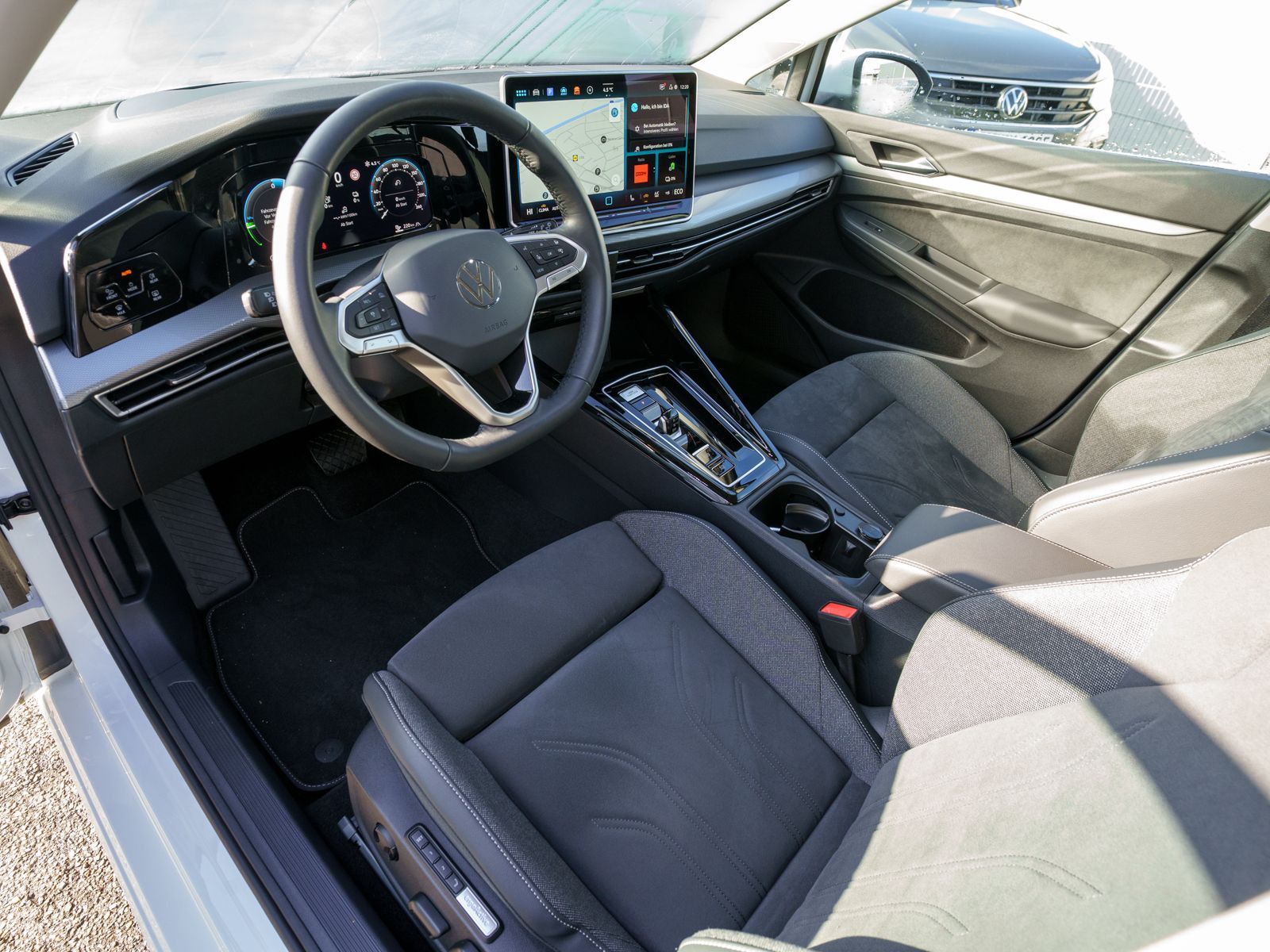 Fahrzeugabbildung Volkswagen Golf Style 1.5TSI eHybrid DSG LED Nav RFK HUD VC