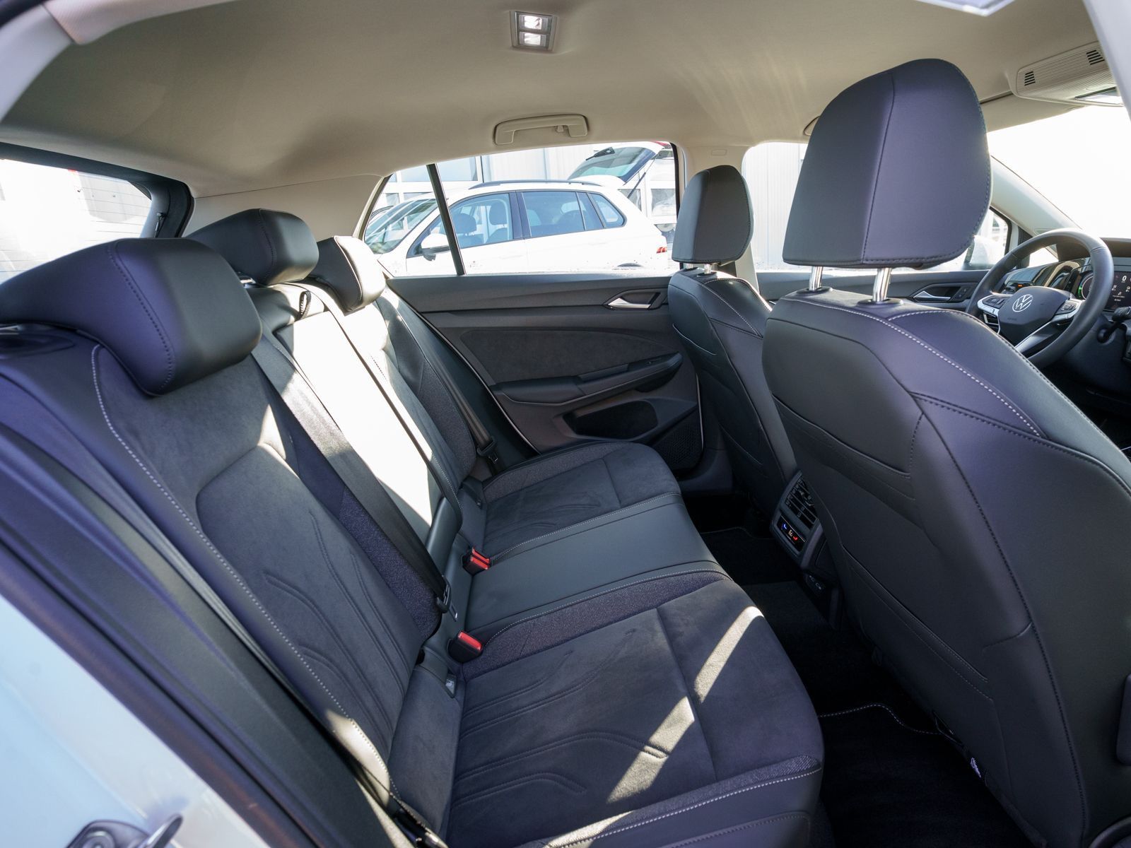 Fahrzeugabbildung Volkswagen Golf Style 1.5TSI eHybrid DSG LED Nav RFK HUD VC