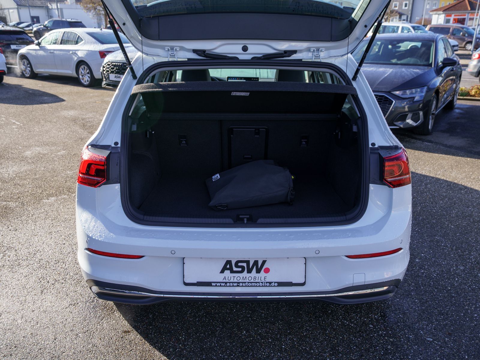 Fahrzeugabbildung Volkswagen Golf Style 1.5TSI eHybrid DSG LED Nav RFK HUD VC