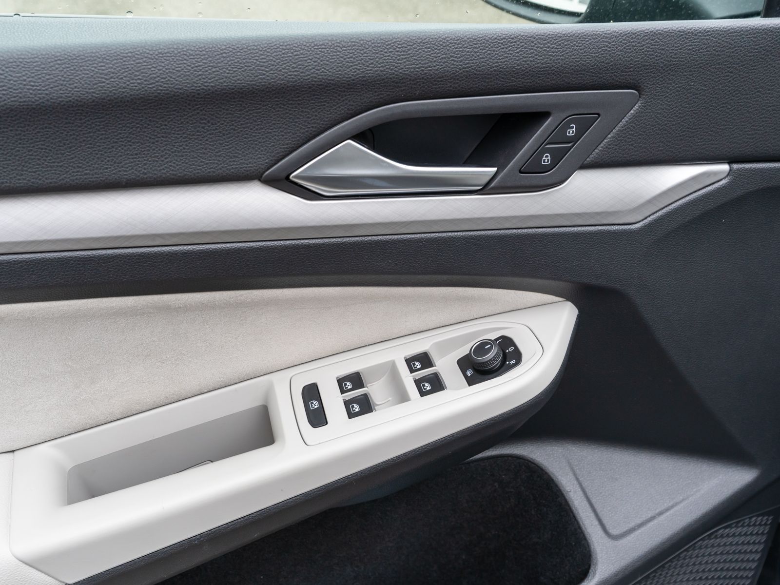 Fahrzeugabbildung Volkswagen Golf Variant Life 2,0 l TDI Navi RFK ACC SHZ LED