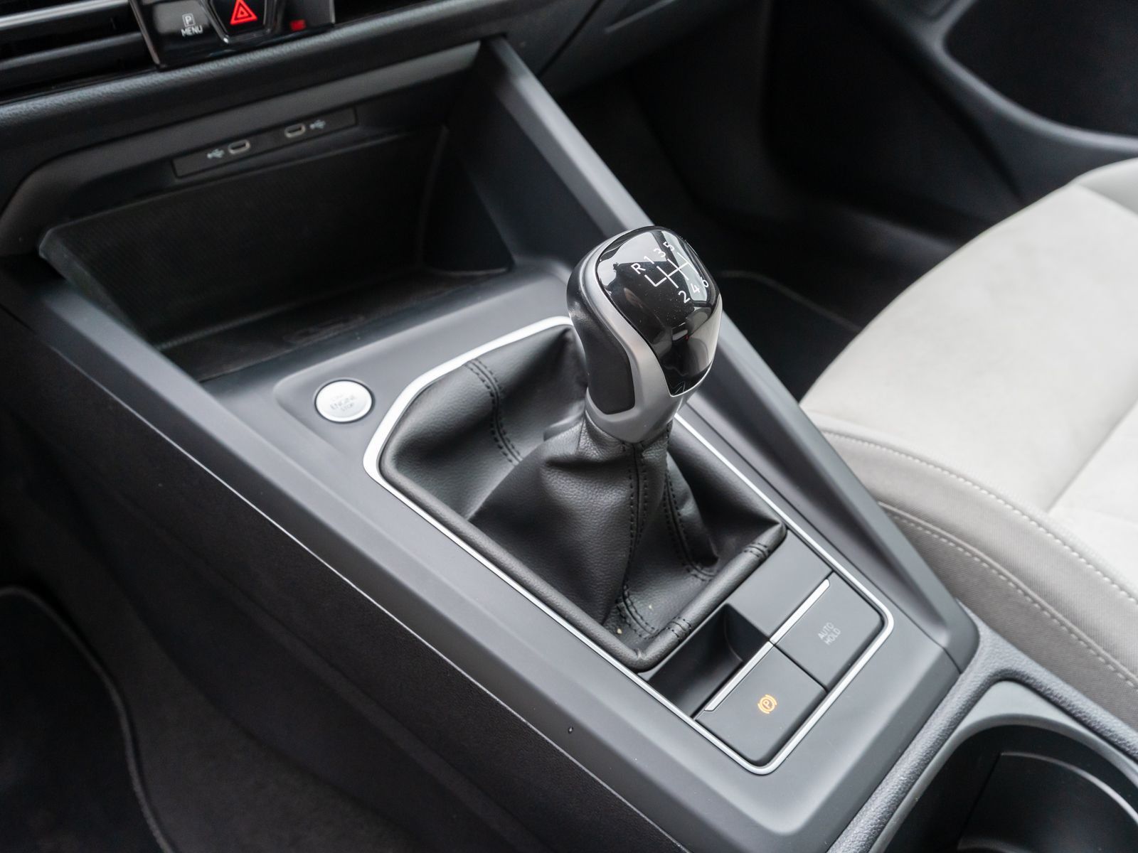 Fahrzeugabbildung Volkswagen Golf Variant Life 2,0 l TDI Navi RFK ACC SHZ LED