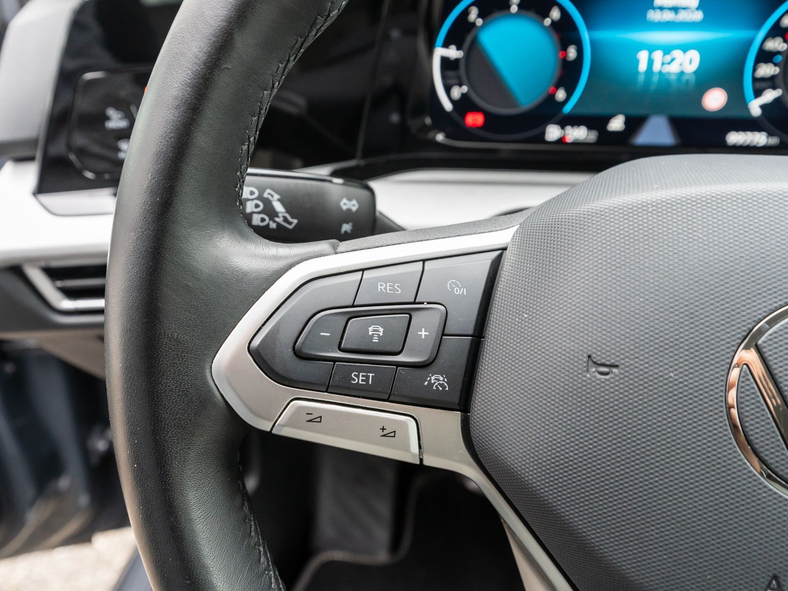 Fahrzeugabbildung Volkswagen Golf Variant Life 2,0 l TDI Navi RFK ACC SHZ LED