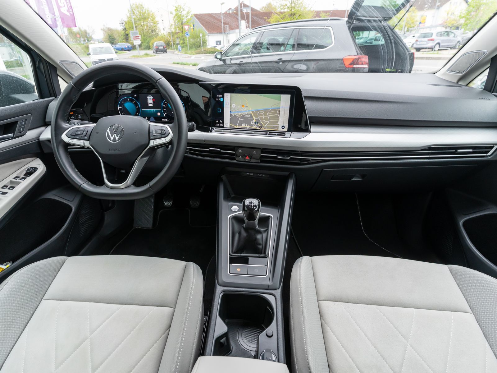 Fahrzeugabbildung Volkswagen Golf Variant Life 2,0 l TDI Navi RFK ACC SHZ LED