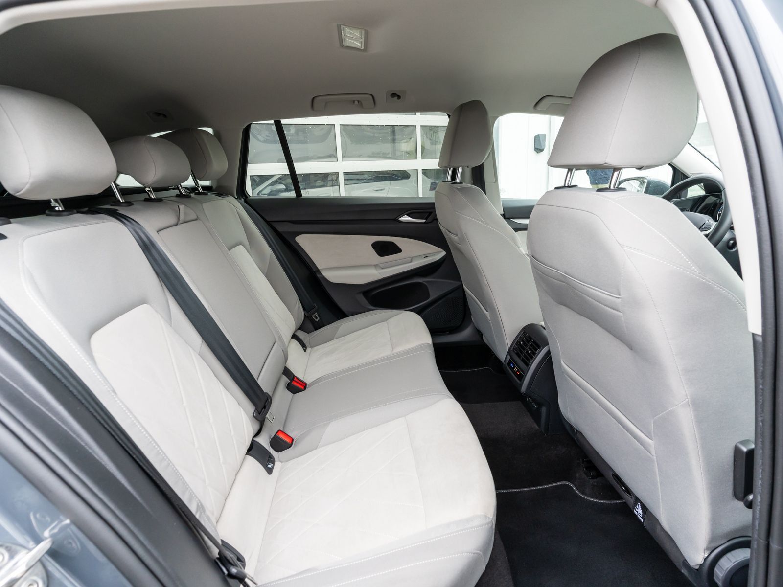 Fahrzeugabbildung Volkswagen Golf Variant Life 2,0 l TDI Navi RFK ACC SHZ LED