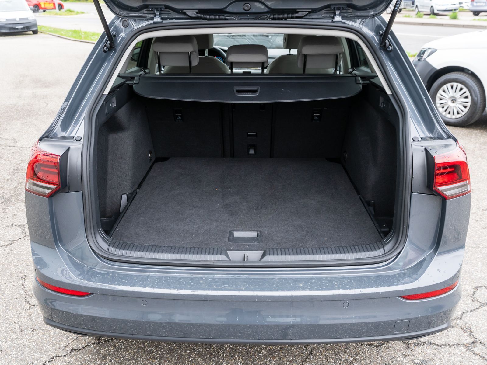 Fahrzeugabbildung Volkswagen Golf Variant Life 2,0 l TDI Navi RFK ACC SHZ LED