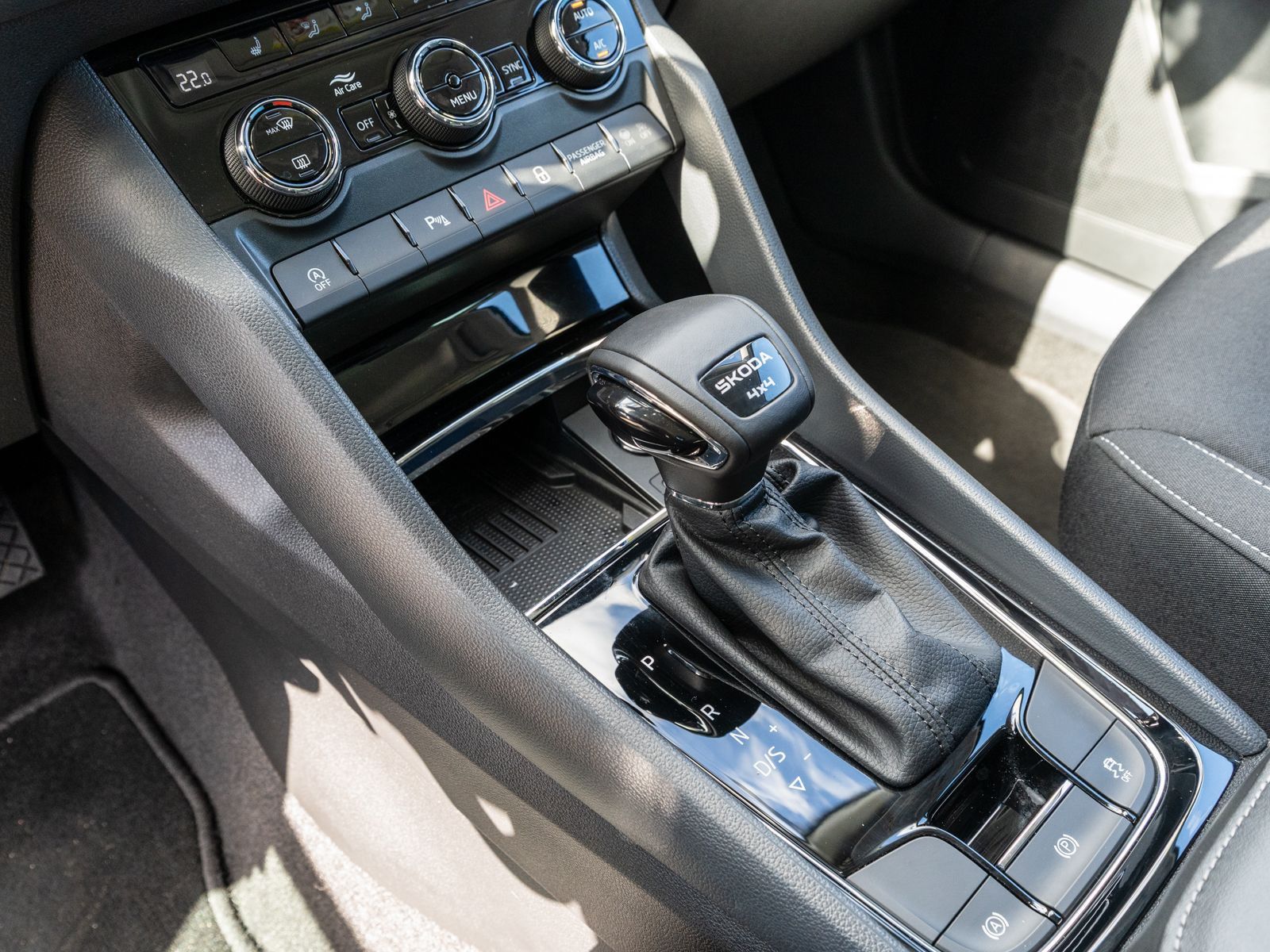 Fahrzeugabbildung SKODA Karoq Selection 4x4 2,0 TDI DSG AHK RFK Navi ACC