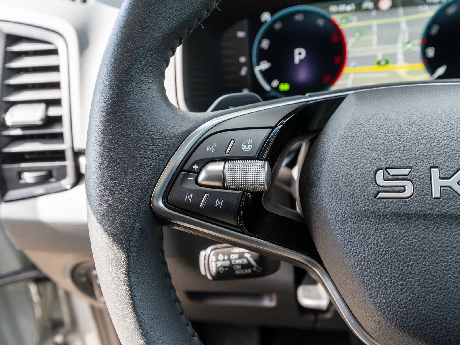 Fahrzeugabbildung SKODA Karoq Selection 4x4 2,0 TDI DSG AHK RFK Navi ACC