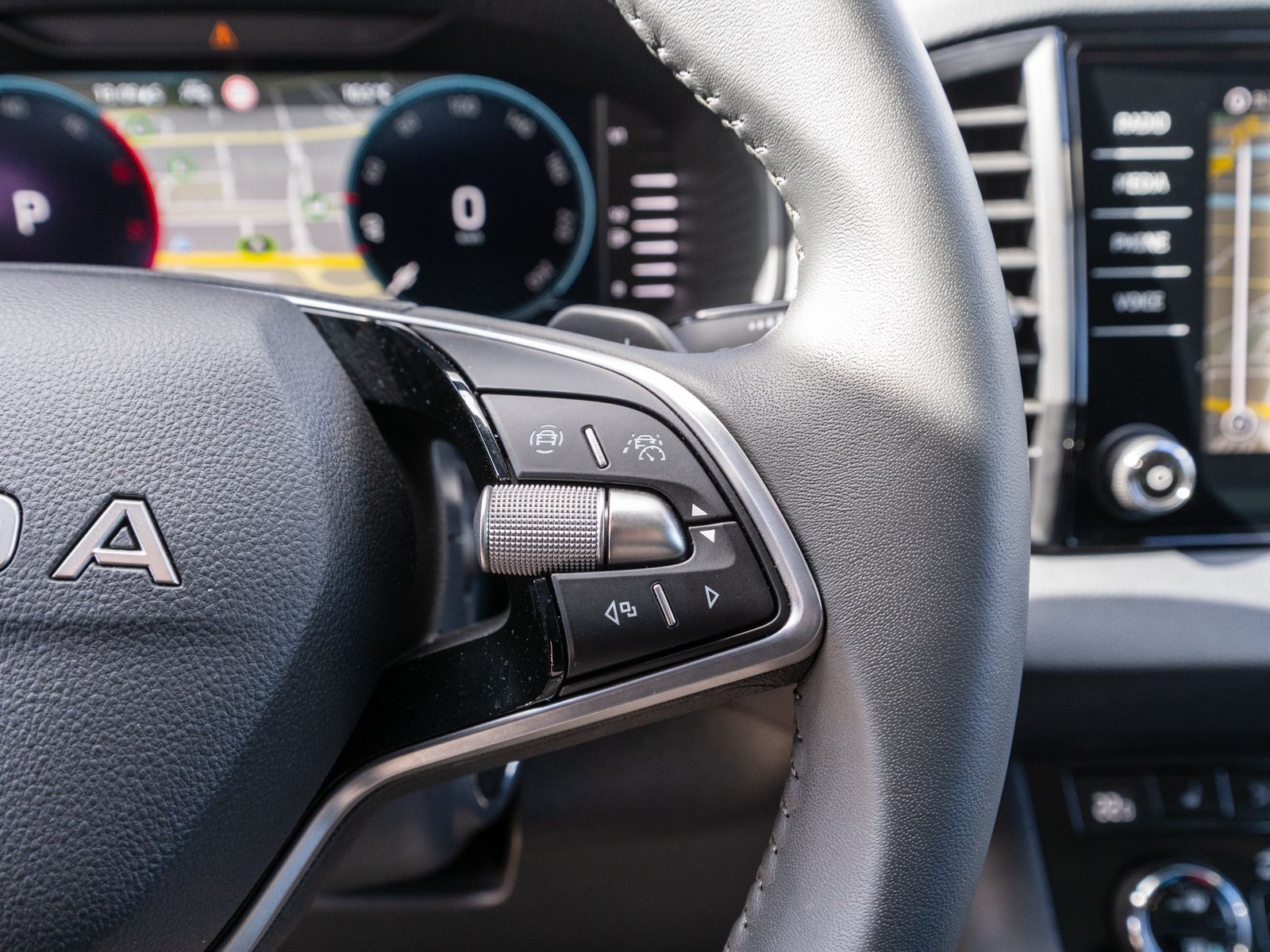 Fahrzeugabbildung SKODA Karoq Selection 4x4 2,0 TDI DSG AHK RFK Navi ACC