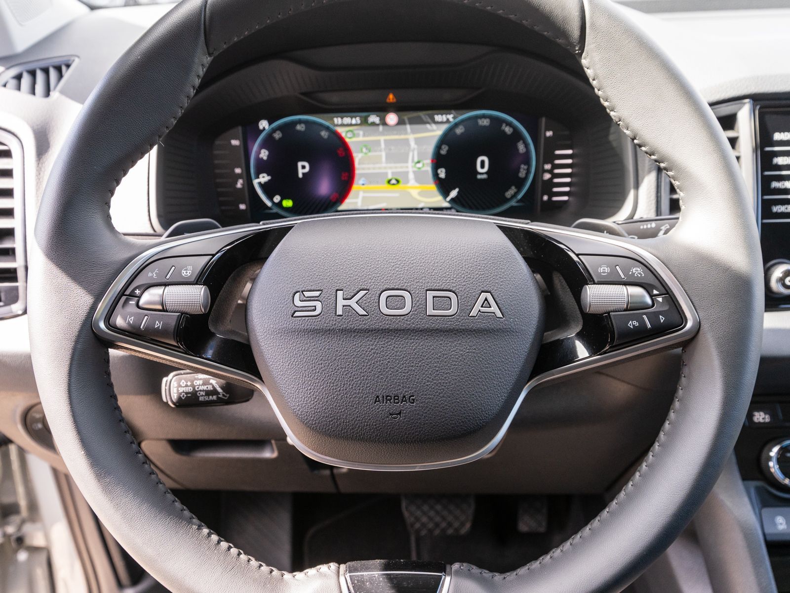 Fahrzeugabbildung SKODA Karoq Selection 4x4 2,0 TDI DSG AHK RFK Navi ACC