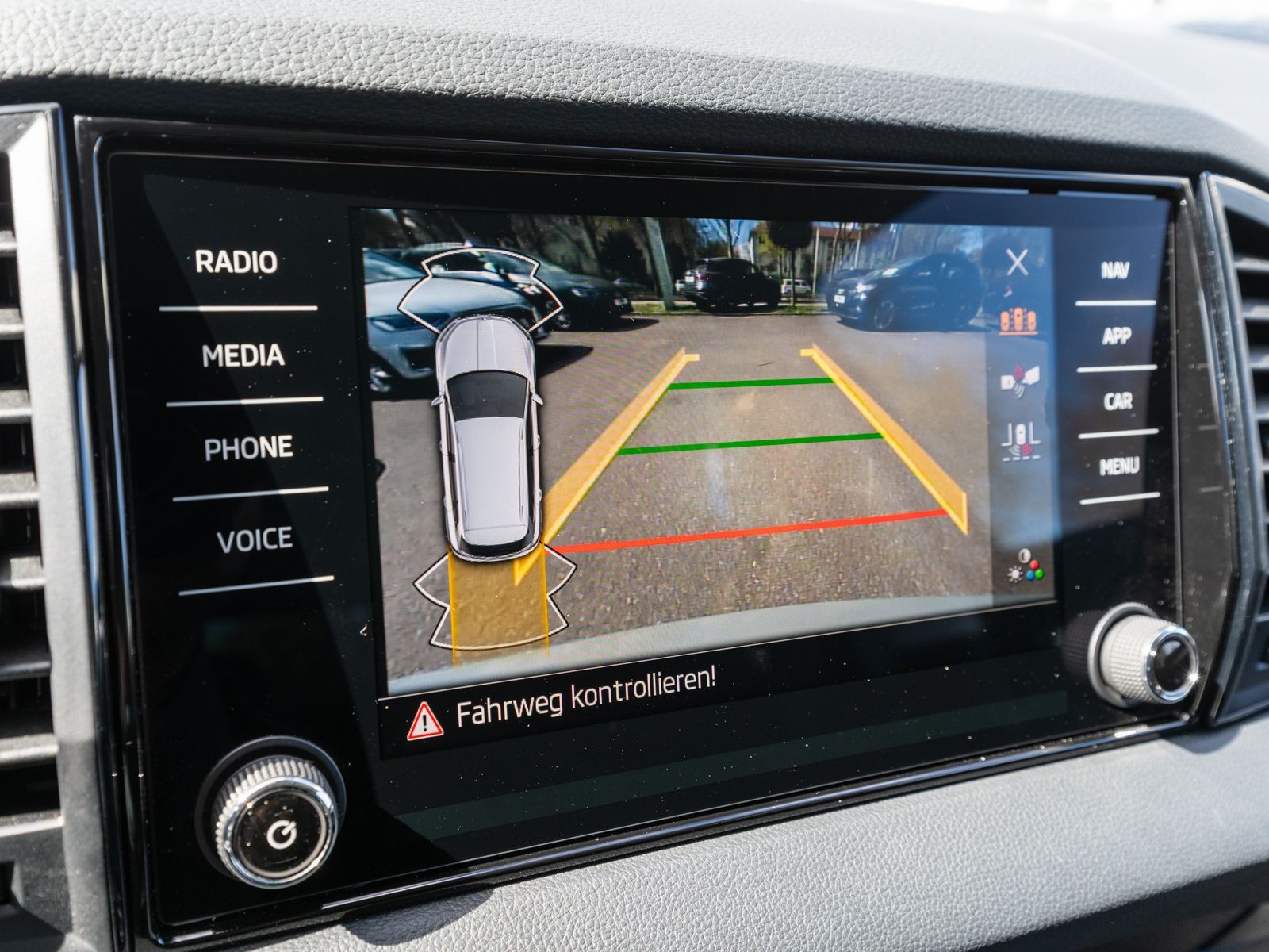 Fahrzeugabbildung SKODA Karoq Selection 4x4 2,0 TDI DSG AHK RFK Navi ACC