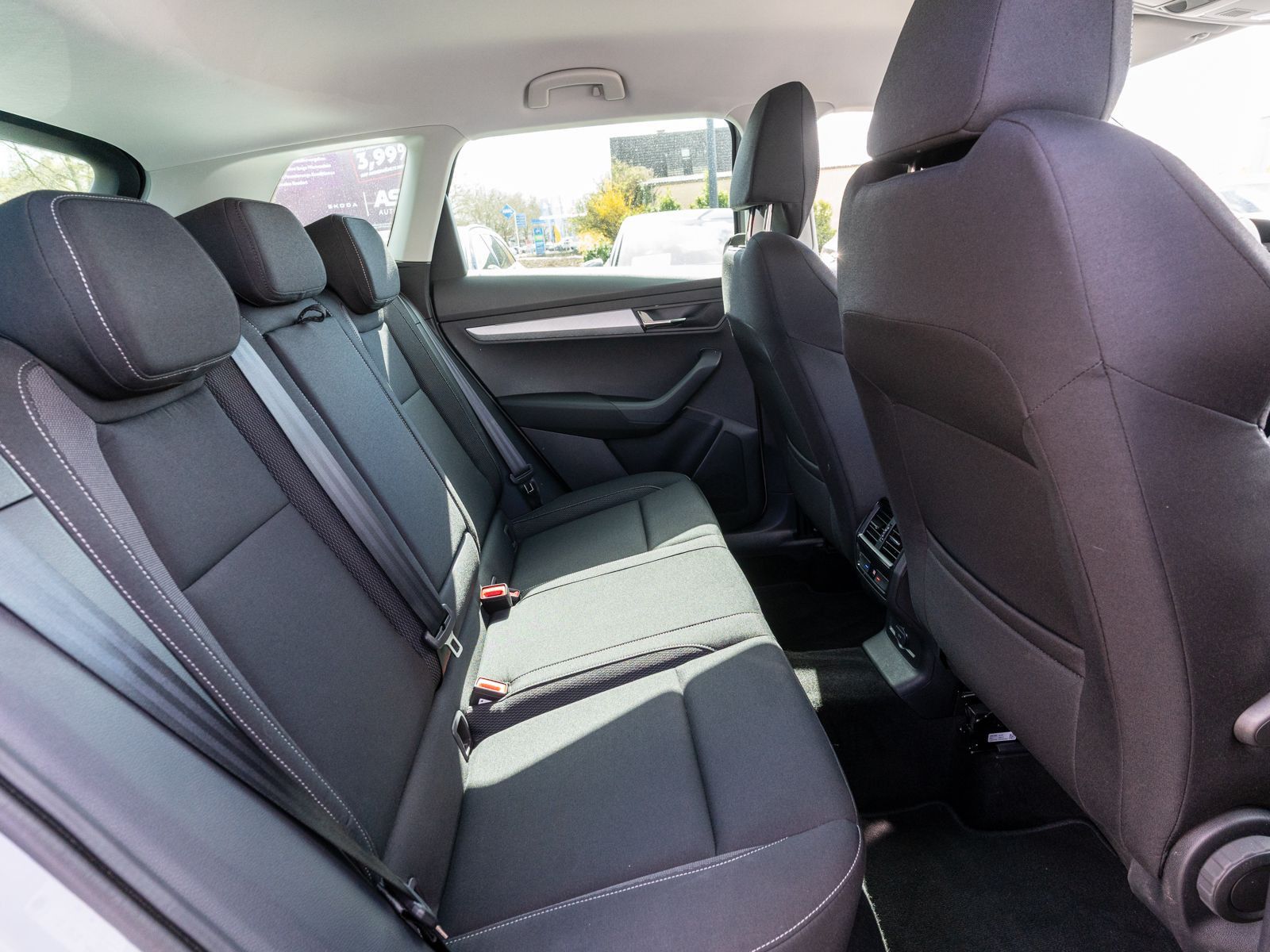 Fahrzeugabbildung SKODA Karoq Selection 4x4 2,0 TDI DSG AHK RFK Navi ACC