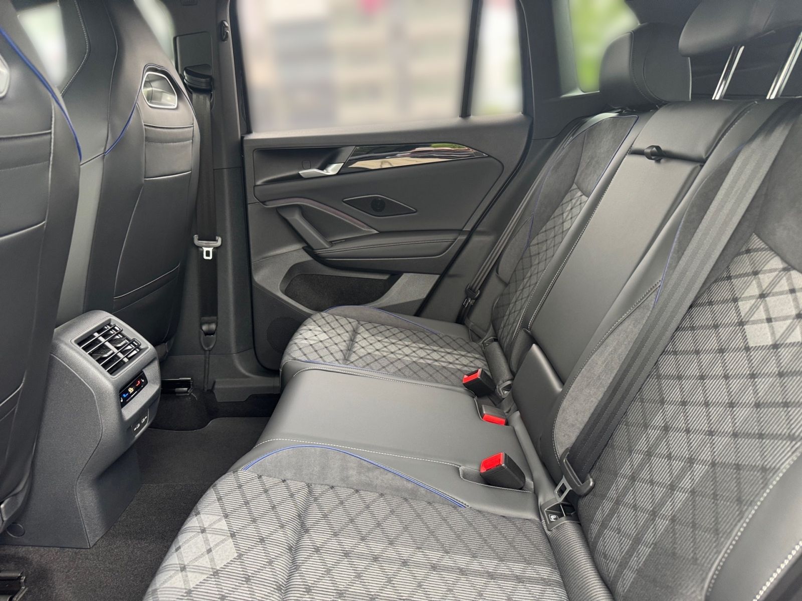 Fahrzeugabbildung Volkswagen Tiguan R-Line 2.0TDI 4M DSG PANO AHK ACC STANDHZ