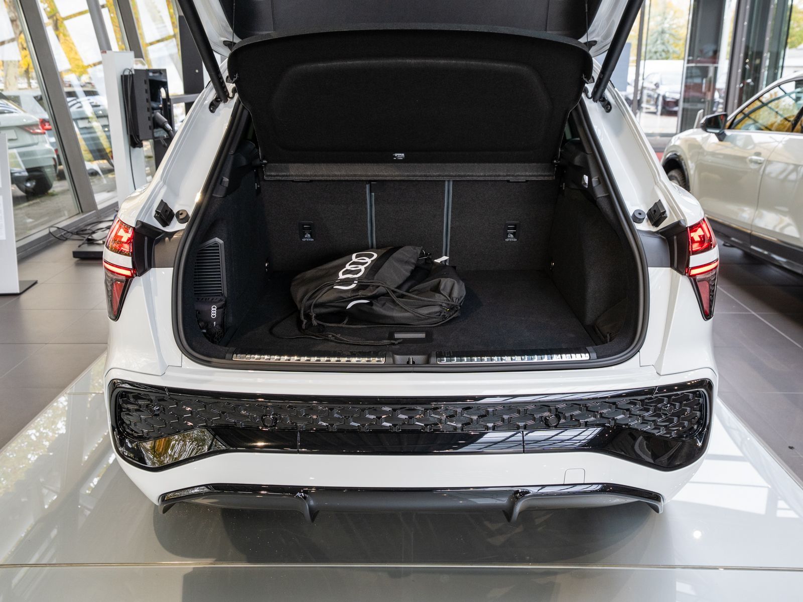 Fahrzeugabbildung Audi Q3 SUV S line e-hybrid Panoramadach Matrix-LED