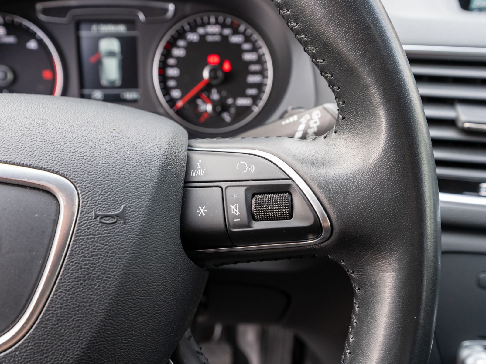 Fahrzeugabbildung Audi Q3 design 2.0 TDI NAVI XENON SHZ GRA PDC