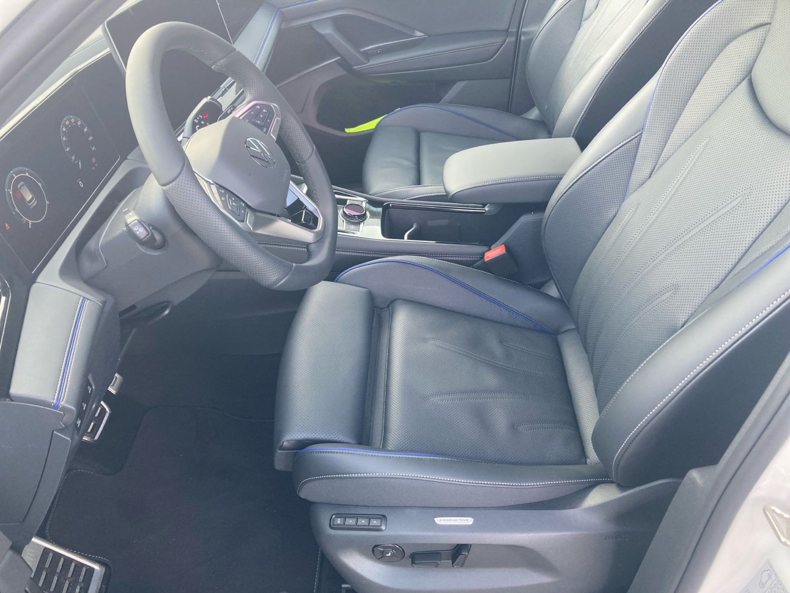 Fahrzeugabbildung Volkswagen Tiguan R-Line 2.0 l TDI 4MOTION 193 PS DSG Pano
