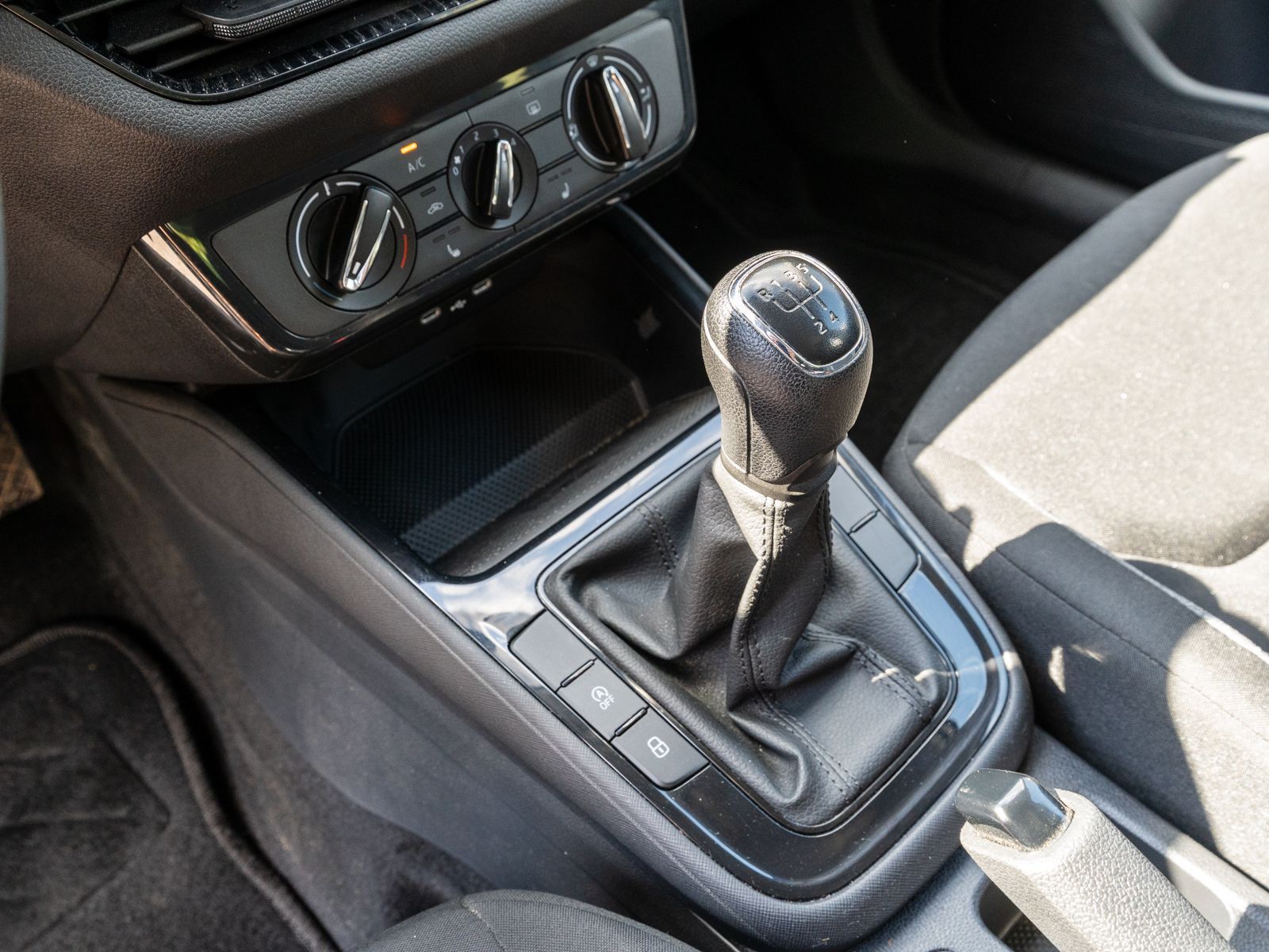 Fahrzeugabbildung SKODA Fabia Active 1.0MPI 5-Gang LED Klima SHZ PDC BT