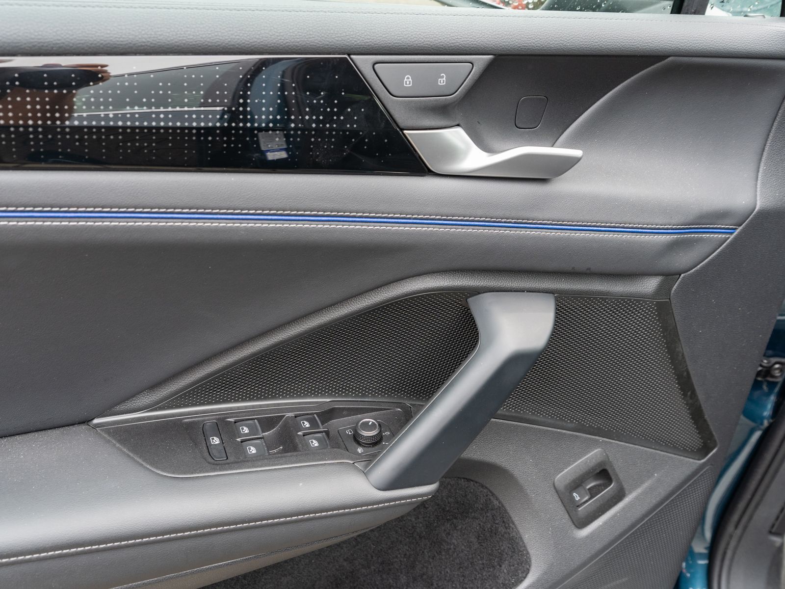 Fahrzeugabbildung Volkswagen Tiguan R-Line 2.0 TDI 4M DSG 360° LEDER HUD AHK