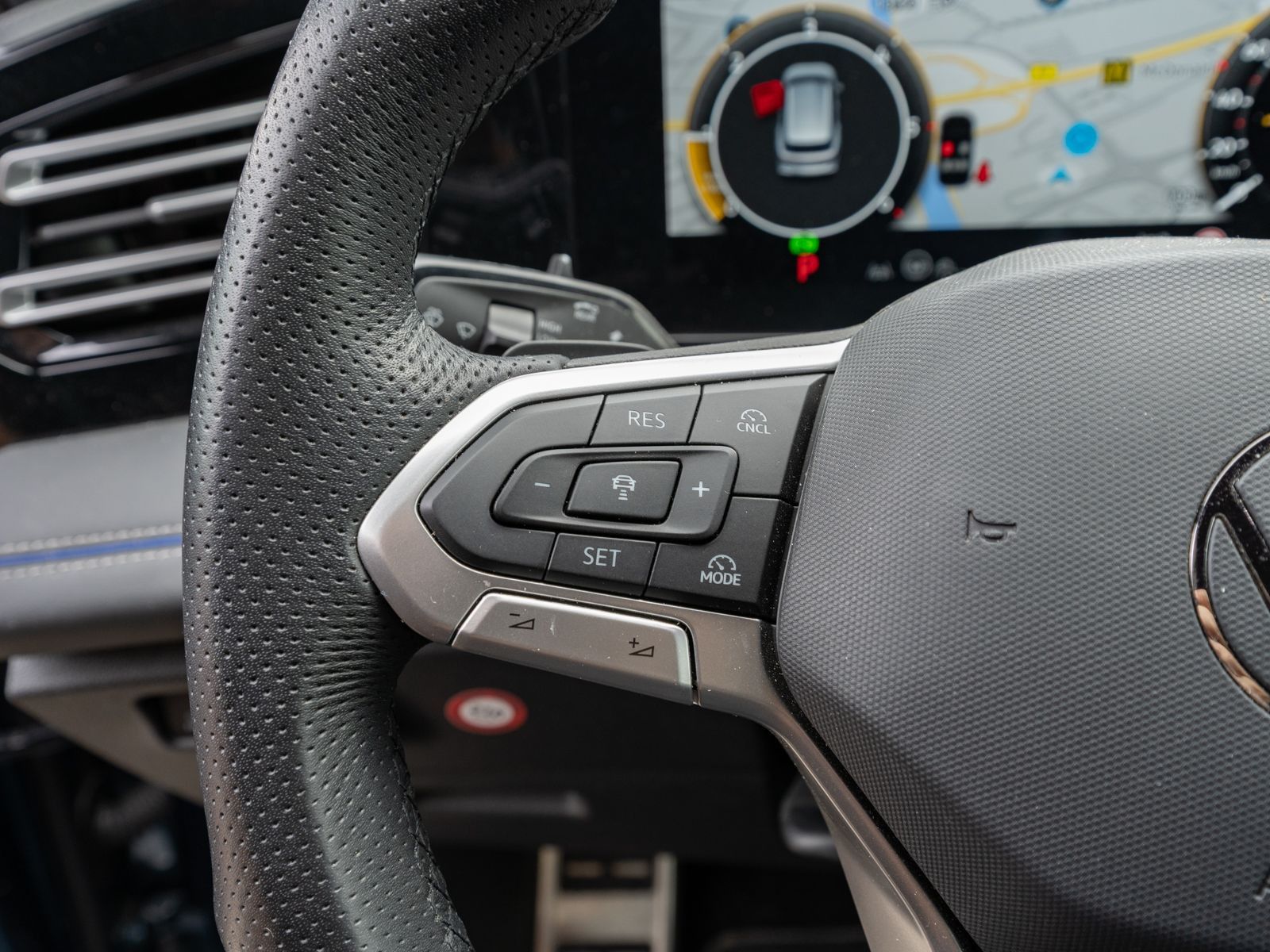 Fahrzeugabbildung Volkswagen Tiguan R-Line 2.0 TDI 4M DSG 360° LEDER HUD AHK