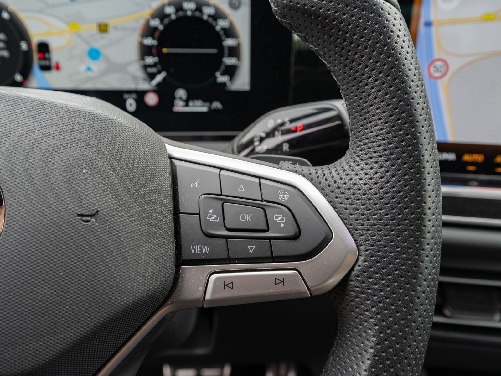 Fahrzeugabbildung Volkswagen Tiguan R-Line 2.0 TDI 4M DSG 360° LEDER HUD AHK