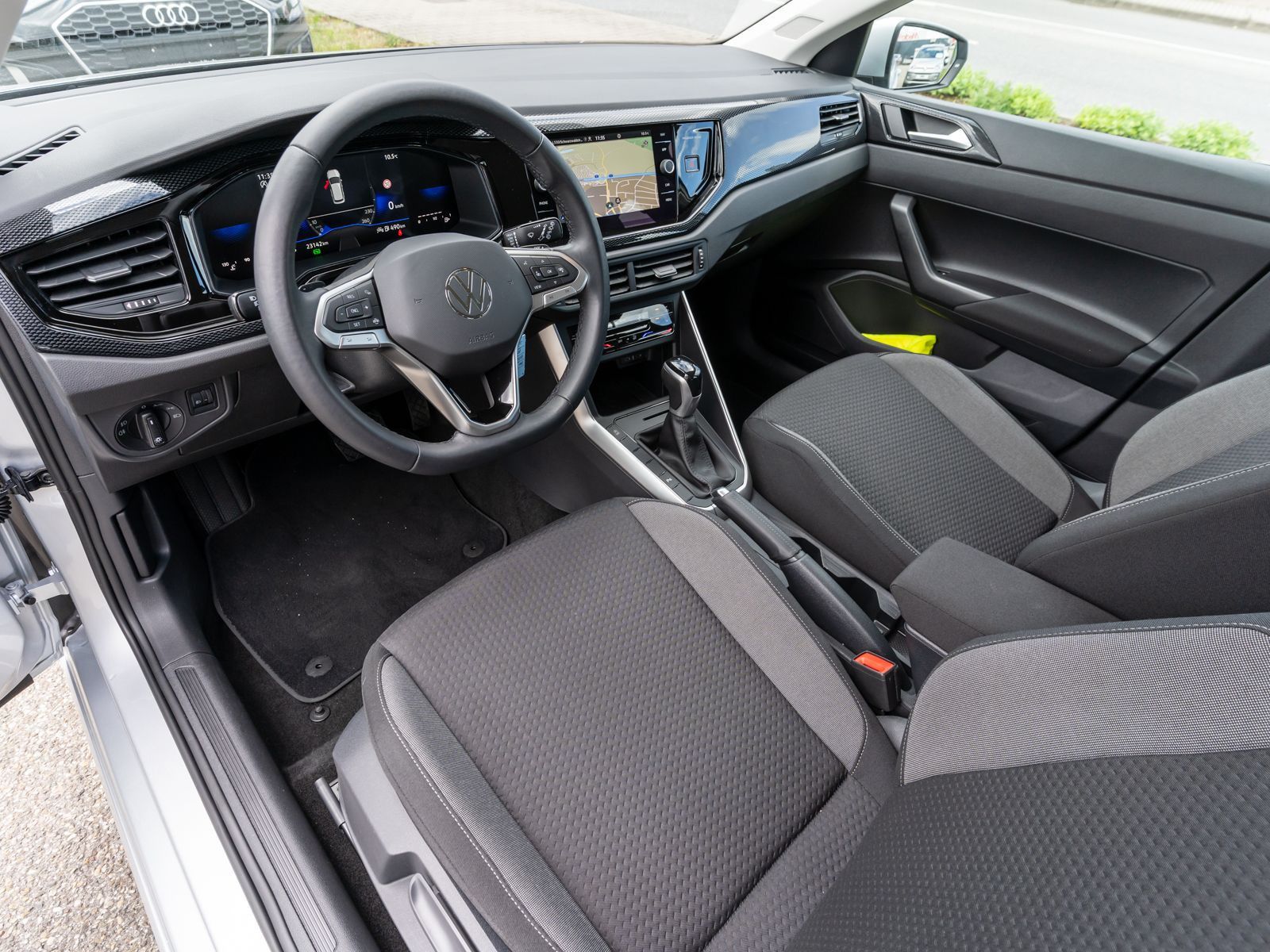 Fahrzeugabbildung Volkswagen Polo Life 1.0 TSI DSG LED Navi PDC SHZ