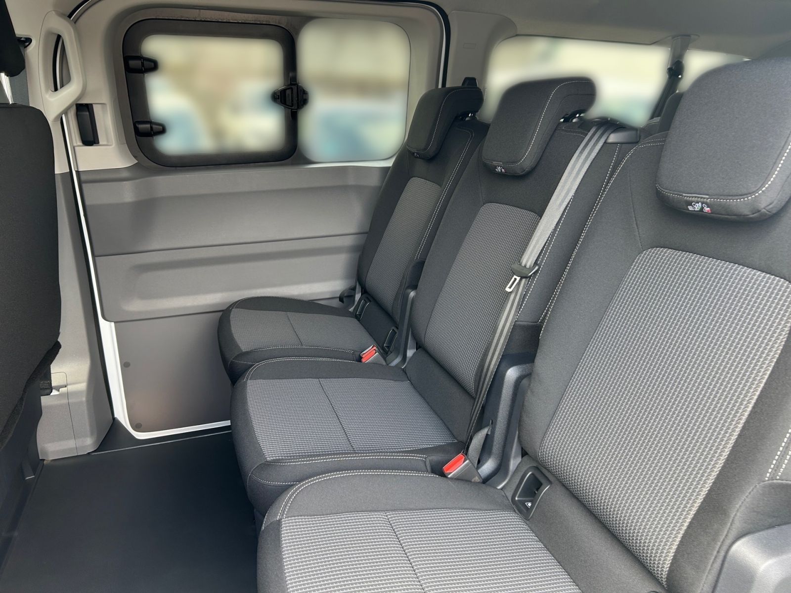 Fahrzeugabbildung Volkswagen Transporter Kombi 2.0 TDI AHK NAVI 8-Sitzer
