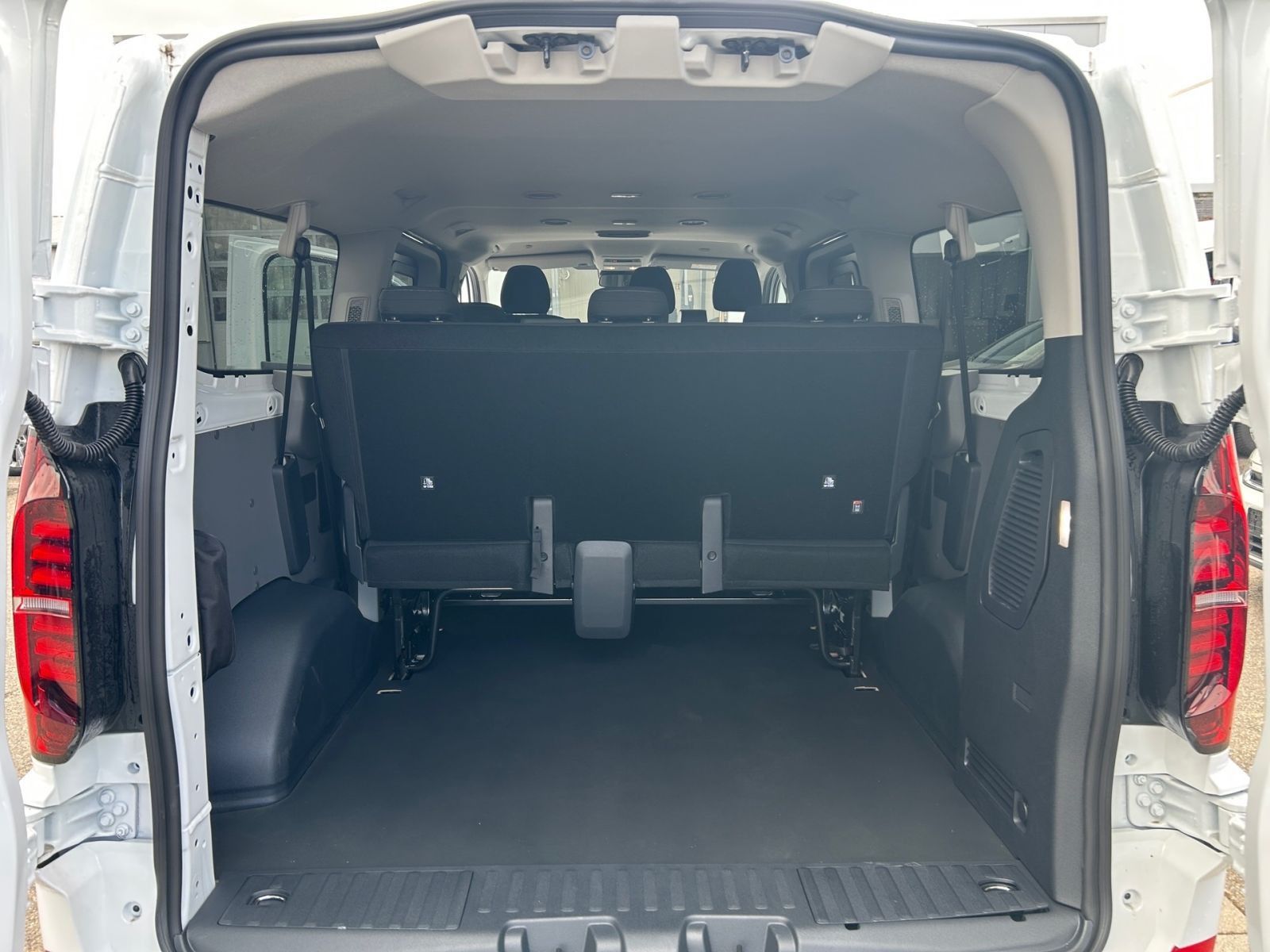 Fahrzeugabbildung Volkswagen Transporter Kombi 2.0 TDI AHK NAVI 8-Sitzer