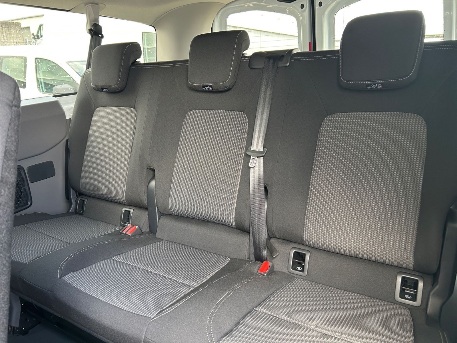 Fahrzeugabbildung Volkswagen Transporter Kombi 2.0 TDI AHK NAVI 8-Sitzer