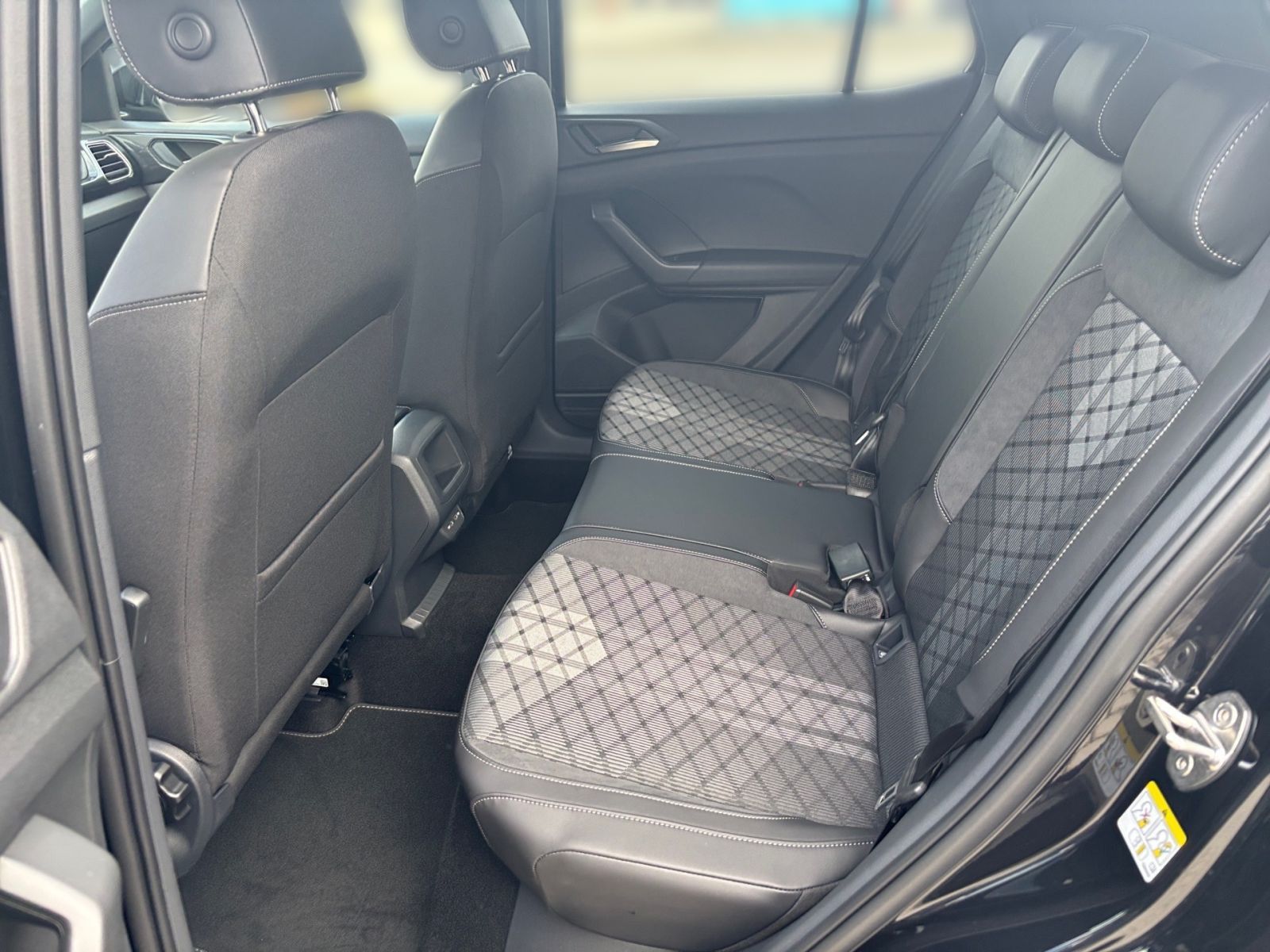 Fahrzeugabbildung Volkswagen T-Cross R-Line 1.0TSI DSG LED Navi RFK AHK