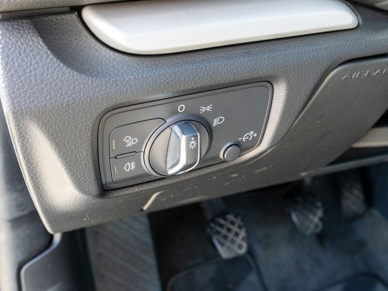 Fahrzeugabbildung Audi A3 Limousine 1.5 TFSI Xenon Navi PDC SHZ AHK
