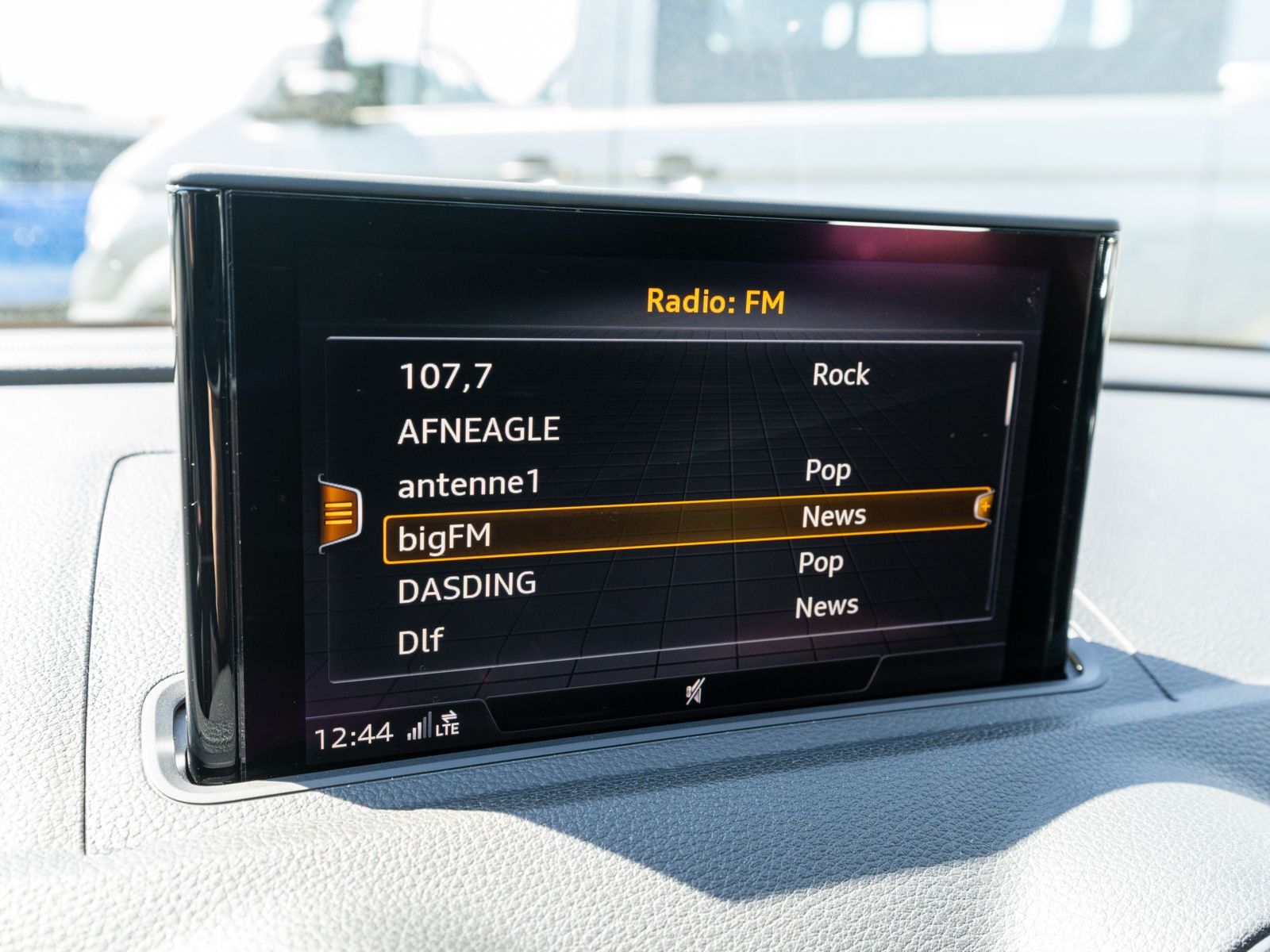 Fahrzeugabbildung Audi A3 Limousine 1.5 TFSI Xenon Navi PDC SHZ AHK
