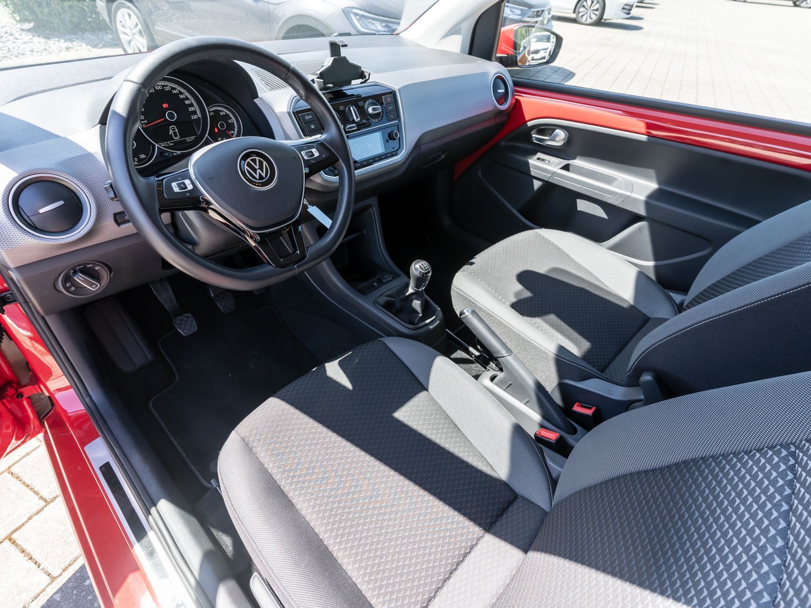 Fahrzeugabbildung Volkswagen up! Active 1.0 MPI Klima RFK PDC SHZ ALU
