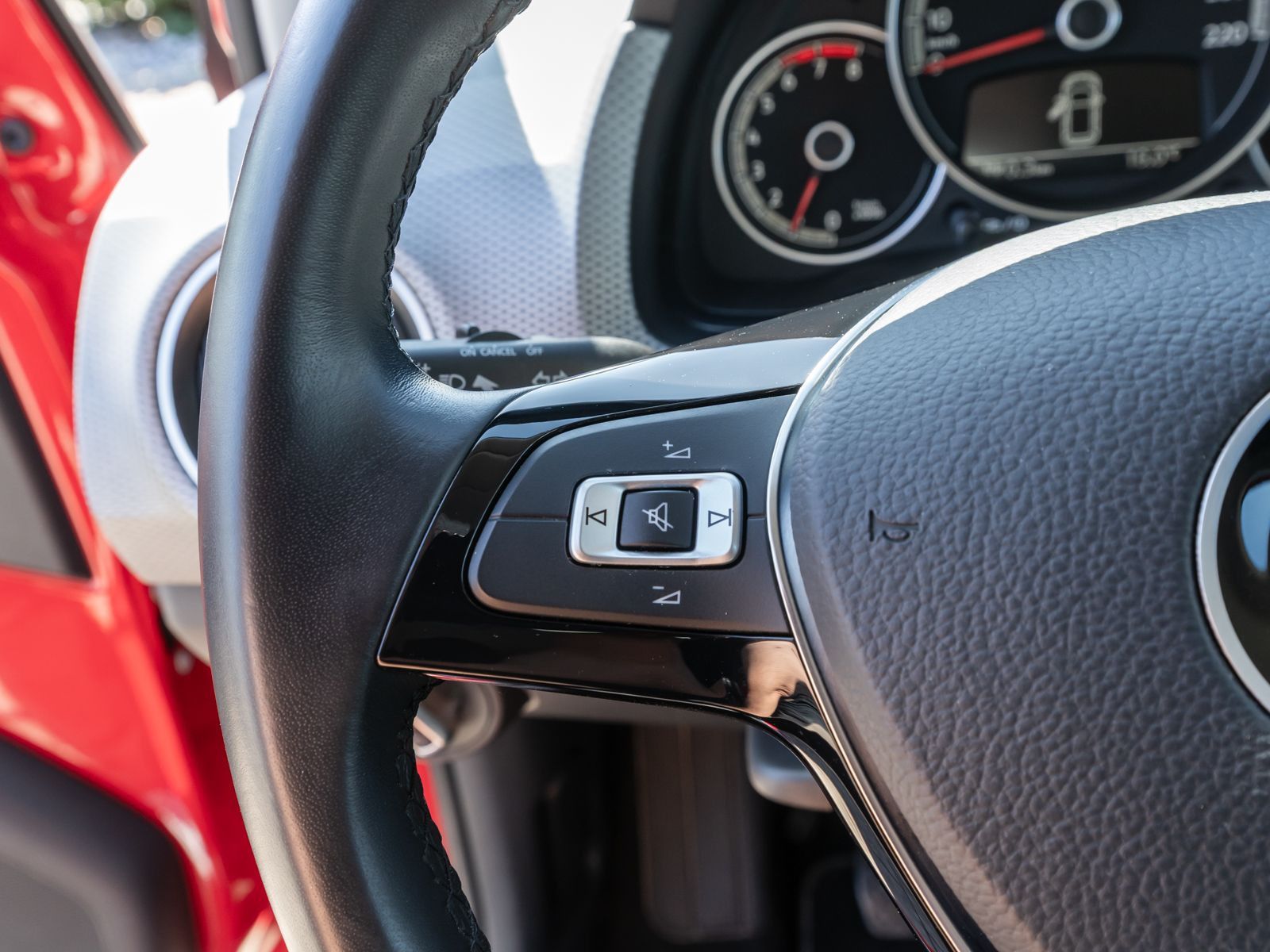 Fahrzeugabbildung Volkswagen up! Active 1.0 MPI Klima RFK PDC SHZ ALU