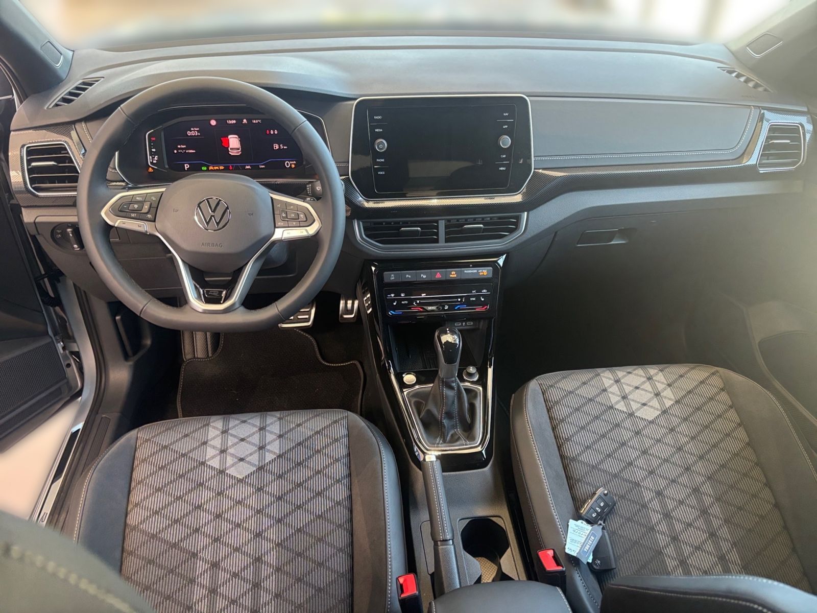 Fahrzeugabbildung Volkswagen T-Cross R-Line 1.0 TSI DSG AHK Rückfahr-Kamera