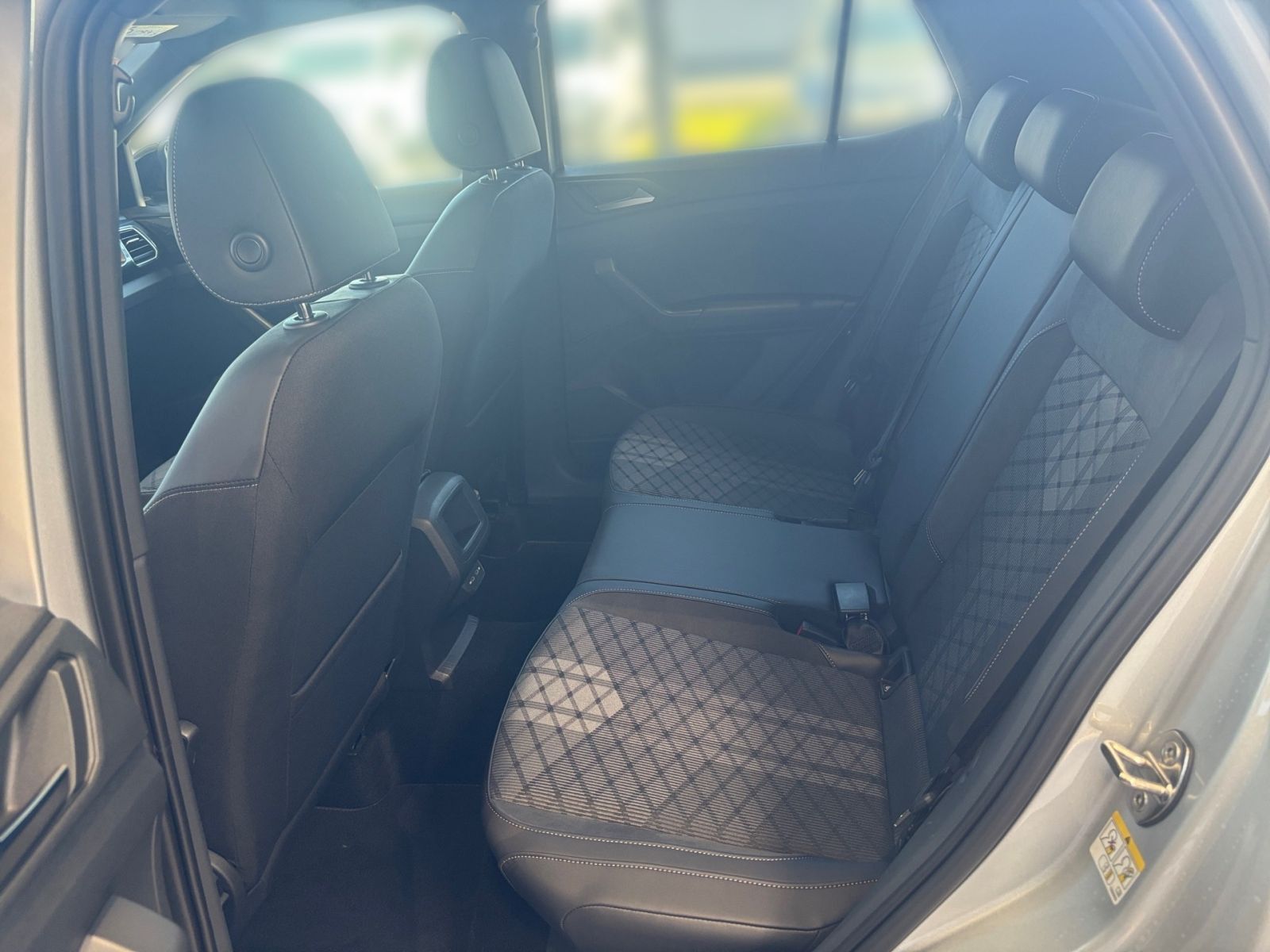 Fahrzeugabbildung Volkswagen T-Cross R-Line 1.0 TSI DSG AHK Rückfahr-Kamera