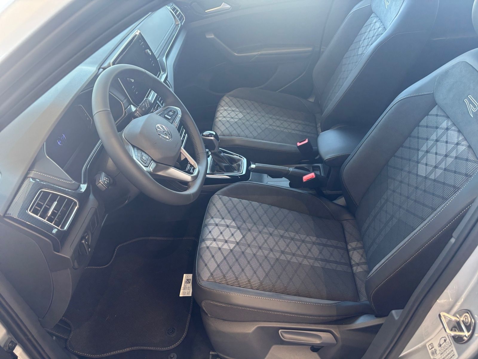 Fahrzeugabbildung Volkswagen T-Cross R-Line 1.0 TSI DSG AHK Rückfahr-Kamera