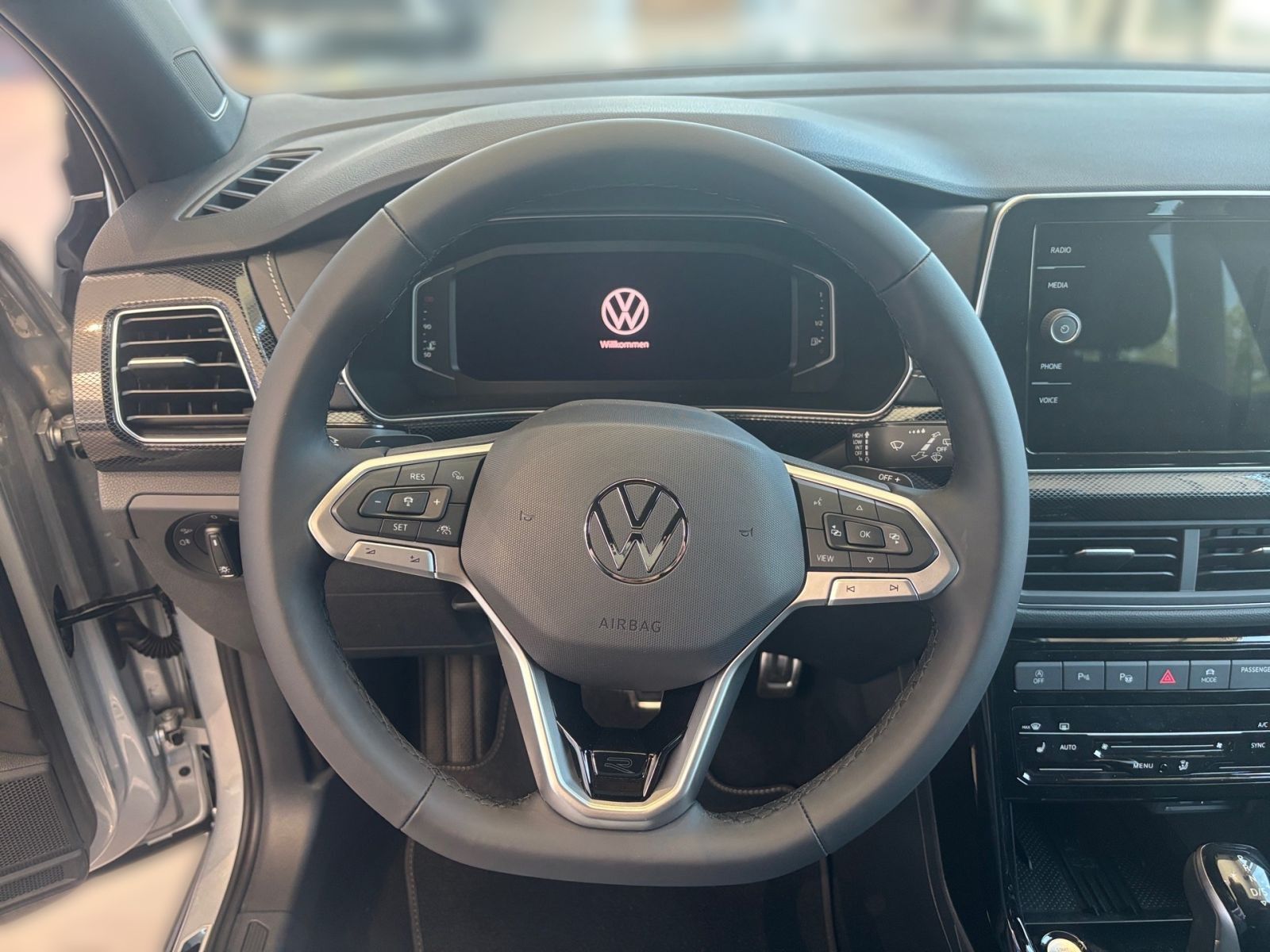 Fahrzeugabbildung Volkswagen T-Cross R-Line 1.0 TSI DSG AHK Rückfahr-Kamera