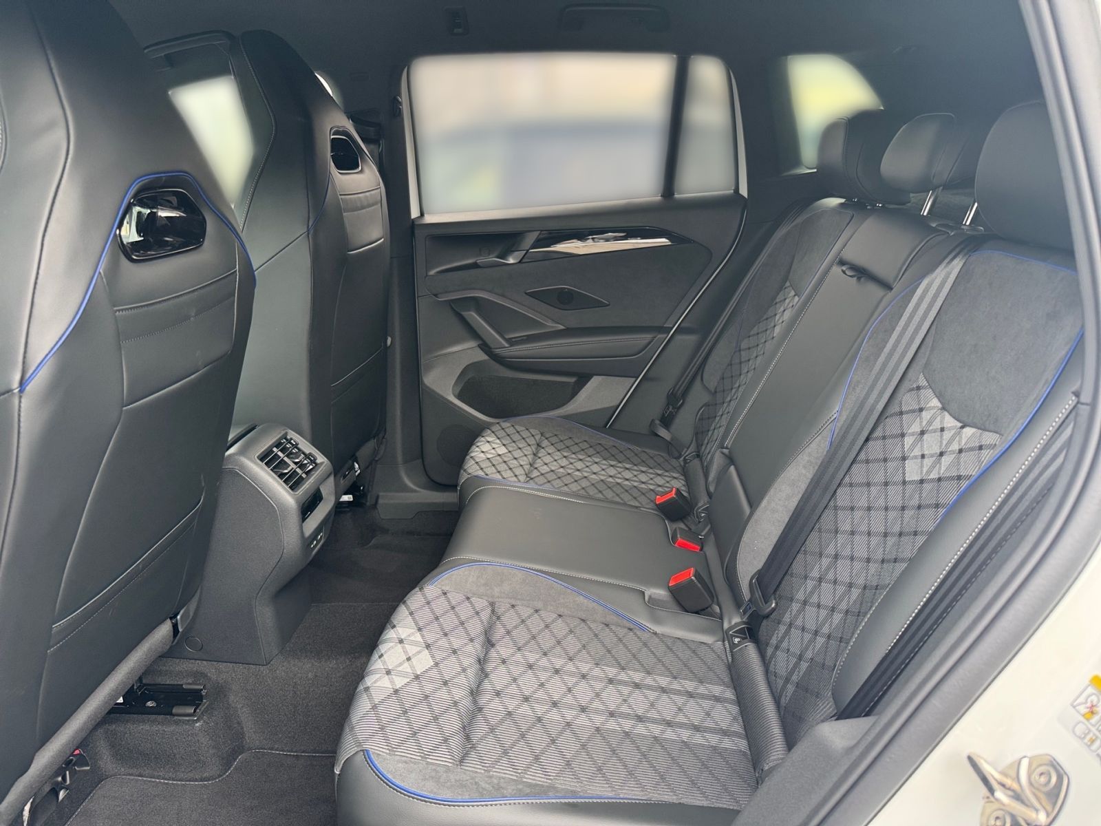 Fahrzeugabbildung Volkswagen Tiguan R-Line 1.5 eTSI AHK ACC LED NAVI PDC v/h