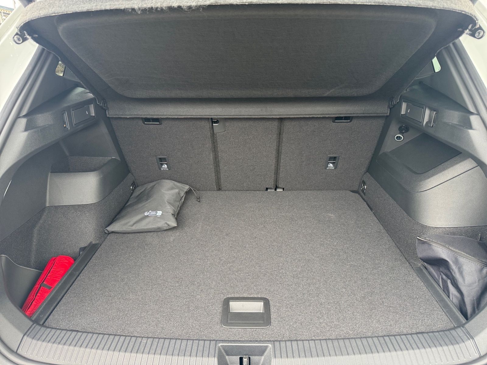 Fahrzeugabbildung Volkswagen Tiguan R-Line 1.5 eTSI AHK ACC LED NAVI PDC v/h