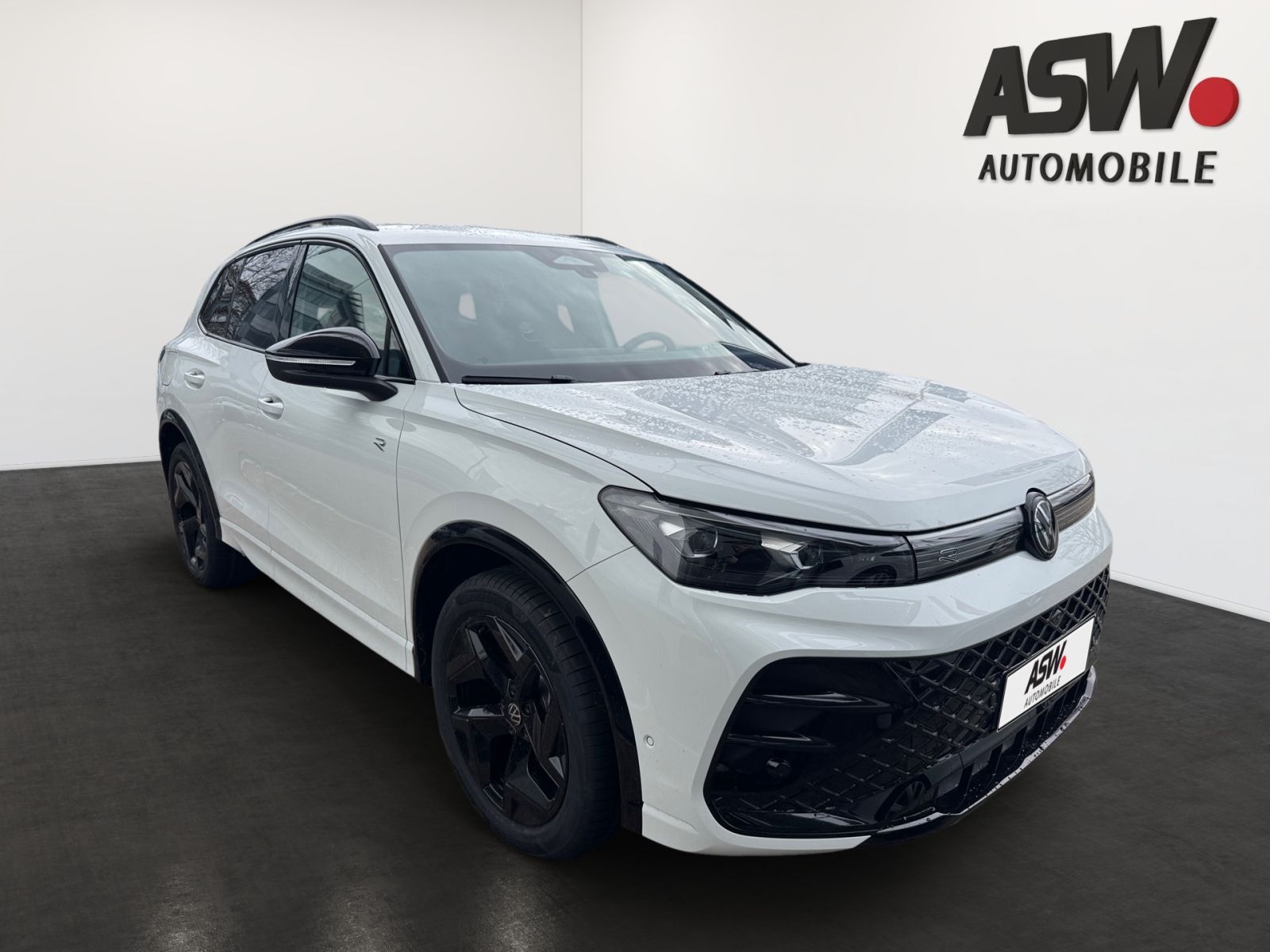Fahrzeugabbildung Volkswagen Tiguan R-Line 1.5 eTSI AHK ACC LED NAVI PDC v/h