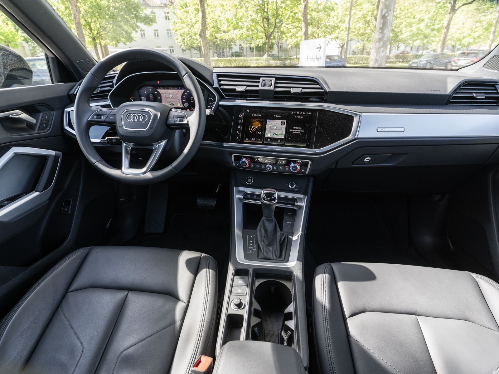 Fahrzeugabbildung Audi Q3 SUV S line 35TDI Stronic NAVI LED ACC PDC SHZ