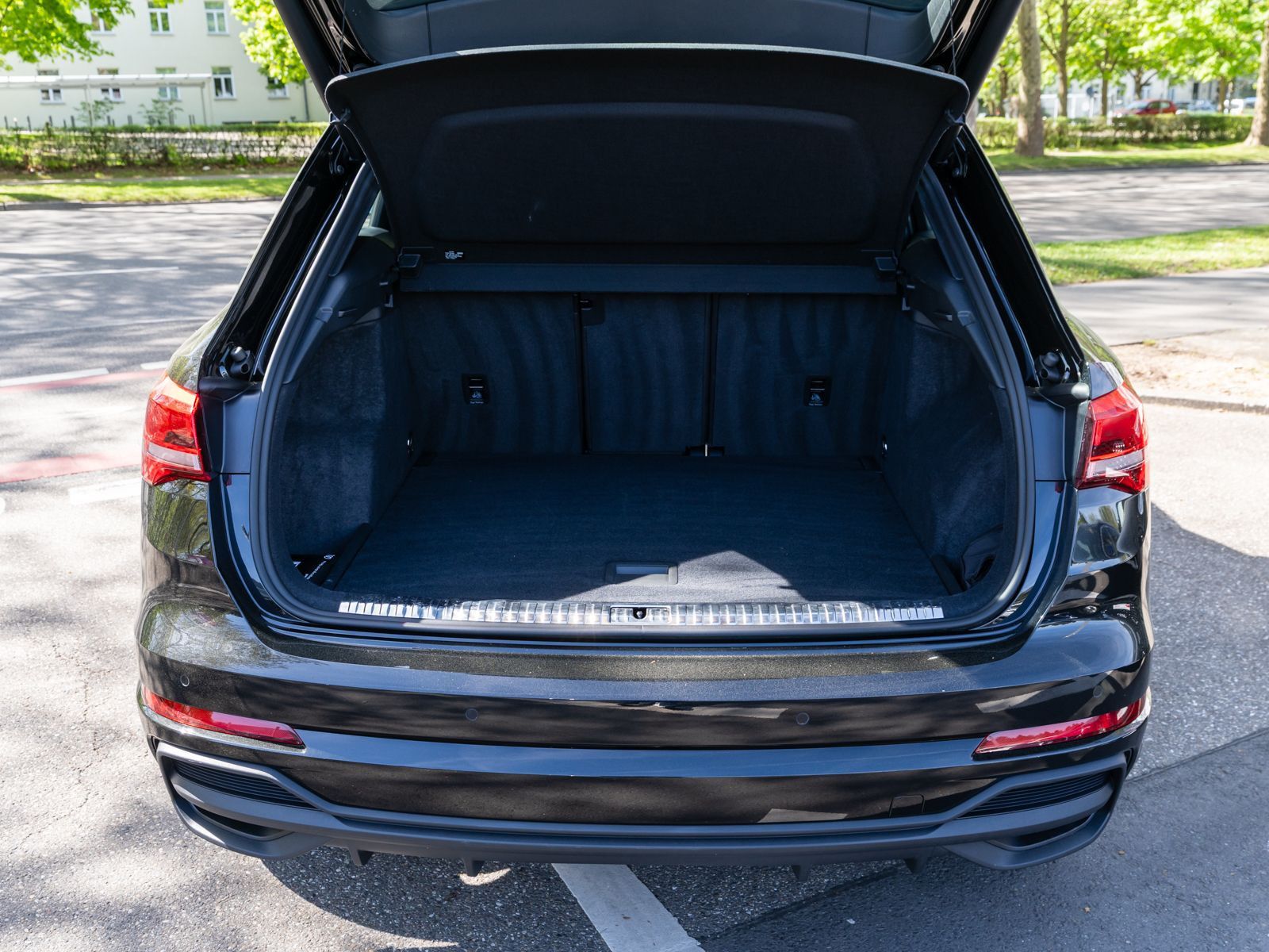 Fahrzeugabbildung Audi Q3 SUV S line 35TDI Stronic NAVI LED ACC PDC SHZ